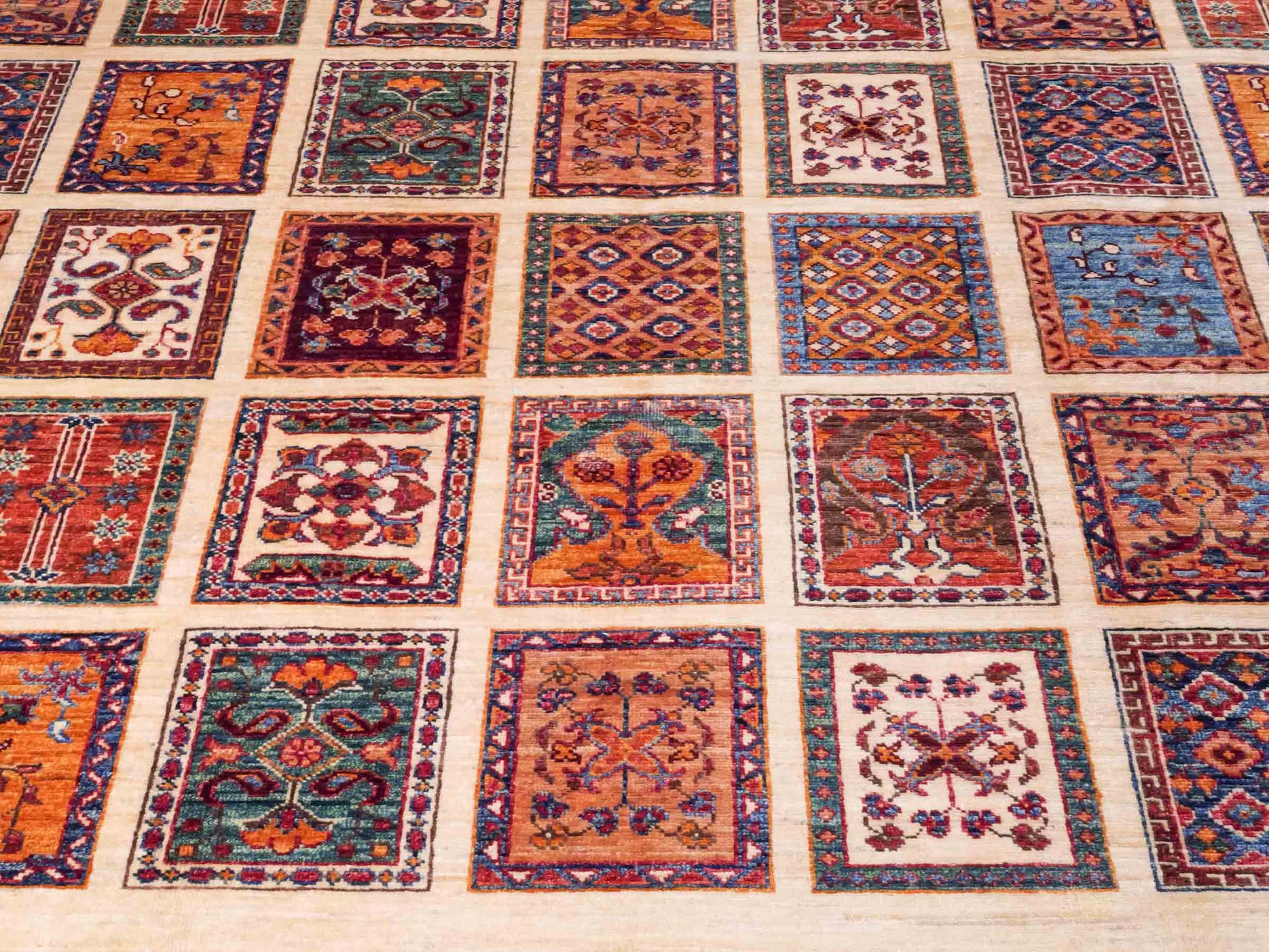 Handgeknüpfter Arijana Orientteppich von Khademi aus Wolle, beige, cremeweiß. Geometrisches Feldmuster. Traditionell von Hand geknüpft in Afghanistan. Größe: 301 cm x 197 cm. Teppichnummer: SB3-1180. Verkauf durch Jupiter Intl.