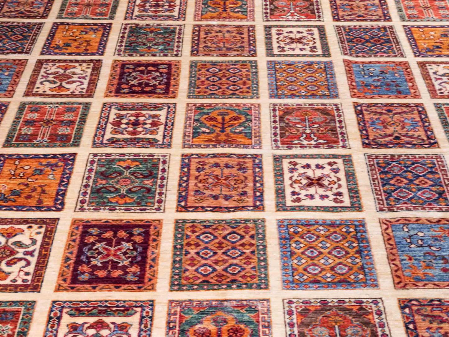 Handgeknüpfter Arijana Orientteppich von Khademi aus Wolle, beige, cremeweiß. Geometrisches Feldmuster. Traditionell von Hand geknüpft in Afghanistan. Größe: 301 cm x 197 cm. Teppichnummer: SB3-1180. Verkauf durch Jupiter Intl.