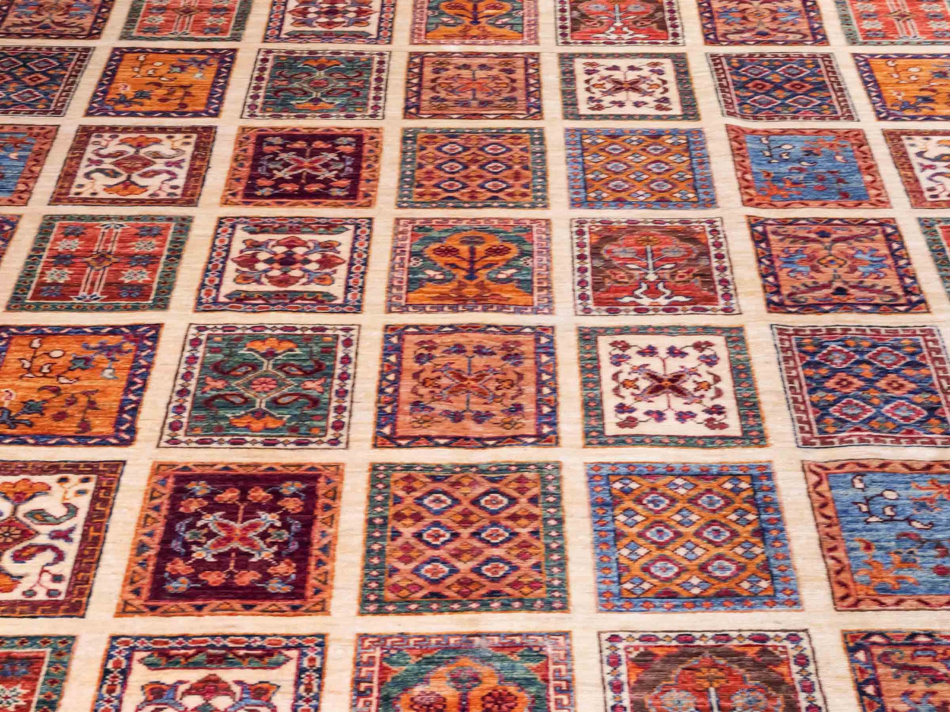 Handgeknüpfter Arijana Orientteppich von Khademi aus Wolle, beige, cremeweiß. Geometrisches Feldmuster. Traditionell von Hand geknüpft in Afghanistan. Größe: 301 cm x 197 cm. Teppichnummer: SB3-1180. Verkauf durch Jupiter Intl.