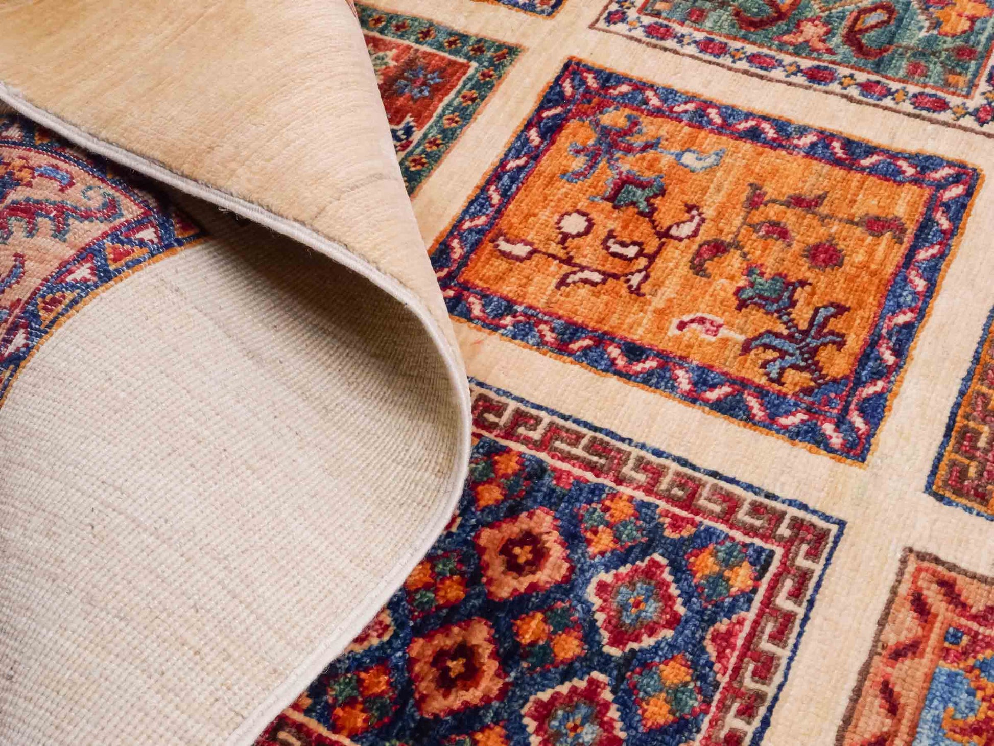 Handgeknüpfter Arijana Orientteppich von Khademi aus Wolle, beige, cremeweiß. Geometrisches Feldmuster. Traditionell von Hand geknüpft in Afghanistan. Größe: 301 cm x 197 cm. Teppichnummer: SB3-1180. Verkauf durch Jupiter Intl.
