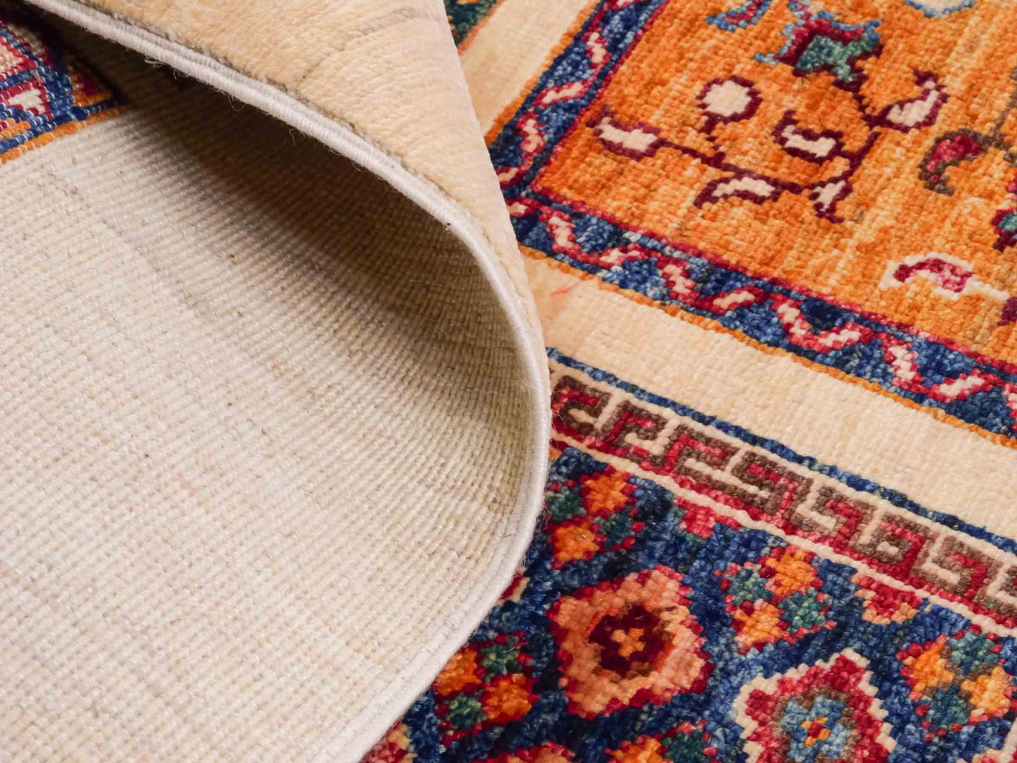 Handgeknüpfter Arijana Orientteppich von Khademi aus Wolle, beige, cremeweiß. Geometrisches Feldmuster. Traditionell von Hand geknüpft in Afghanistan. Größe: 301 cm x 197 cm. Teppichnummer: SB3-1180. Verkauf durch Jupiter Intl.