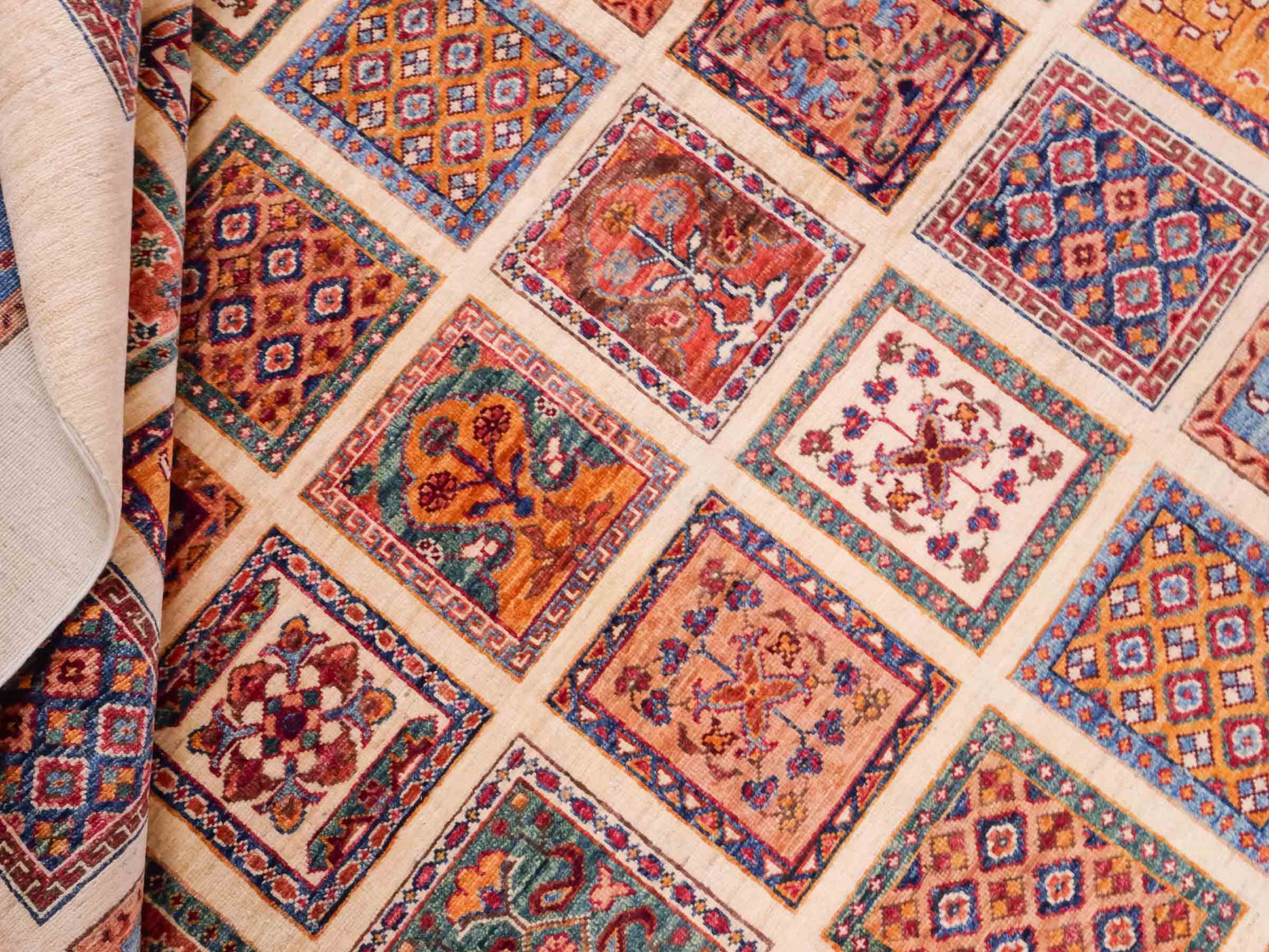 Handgeknüpfter Arijana Orientteppich von Khademi aus Wolle, beige, cremeweiß. Geometrisches Feldmuster. Traditionell von Hand geknüpft in Afghanistan. Größe: 301 cm x 197 cm. Teppichnummer: SB3-1180. Verkauf durch Jupiter Intl.