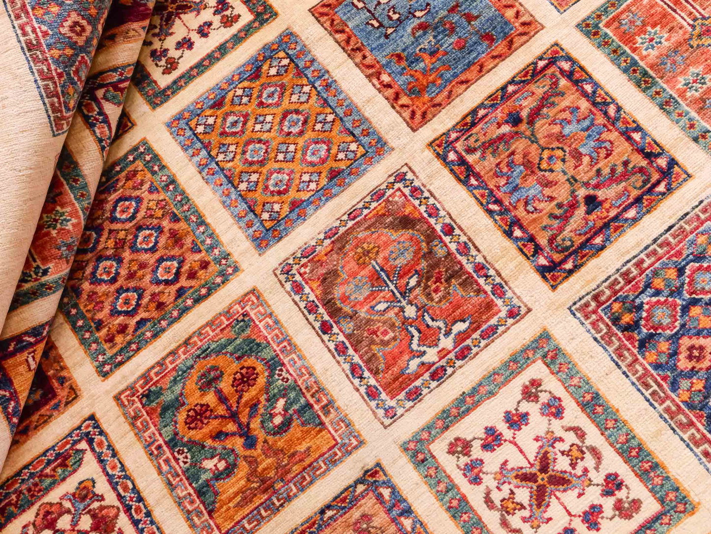 Handgeknüpfter Arijana Orientteppich von Khademi aus Wolle, beige, cremeweiß. Geometrisches Feldmuster. Traditionell von Hand geknüpft in Afghanistan. Größe: 301 cm x 197 cm. Teppichnummer: SB3-1180. Verkauf durch Jupiter Intl.