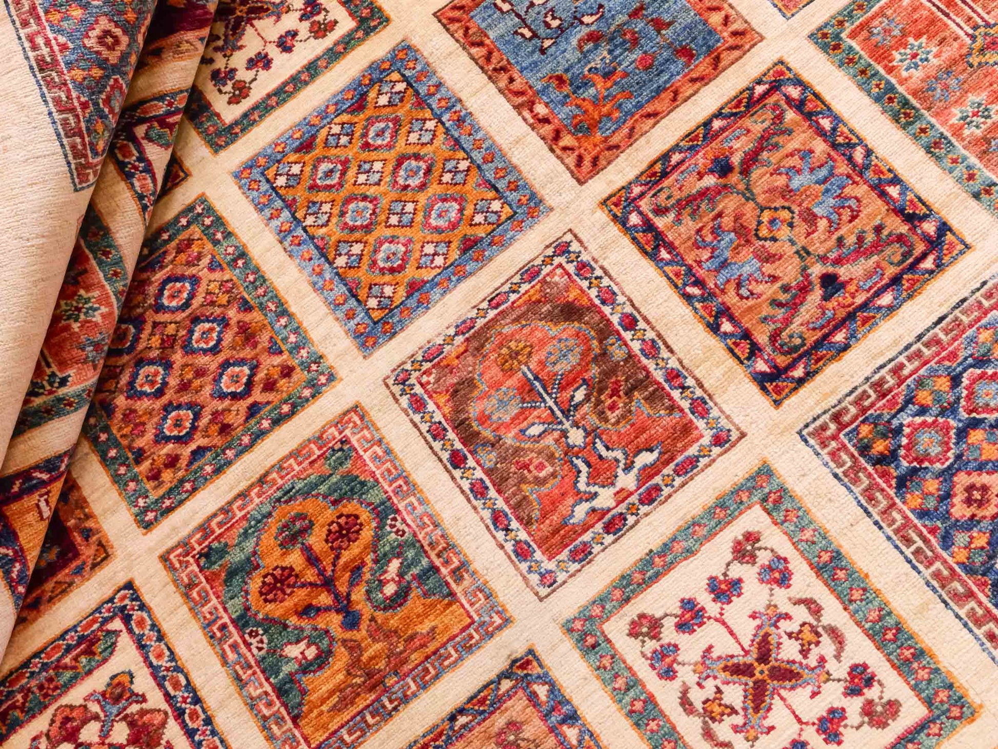 Handgeknüpfter Arijana Orientteppich von Khademi aus Wolle, beige, cremeweiß. Geometrisches Feldmuster. Traditionell von Hand geknüpft in Afghanistan. Größe: 301 cm x 197 cm. Teppichnummer: SB3-1180. Verkauf durch Jupiter Intl.