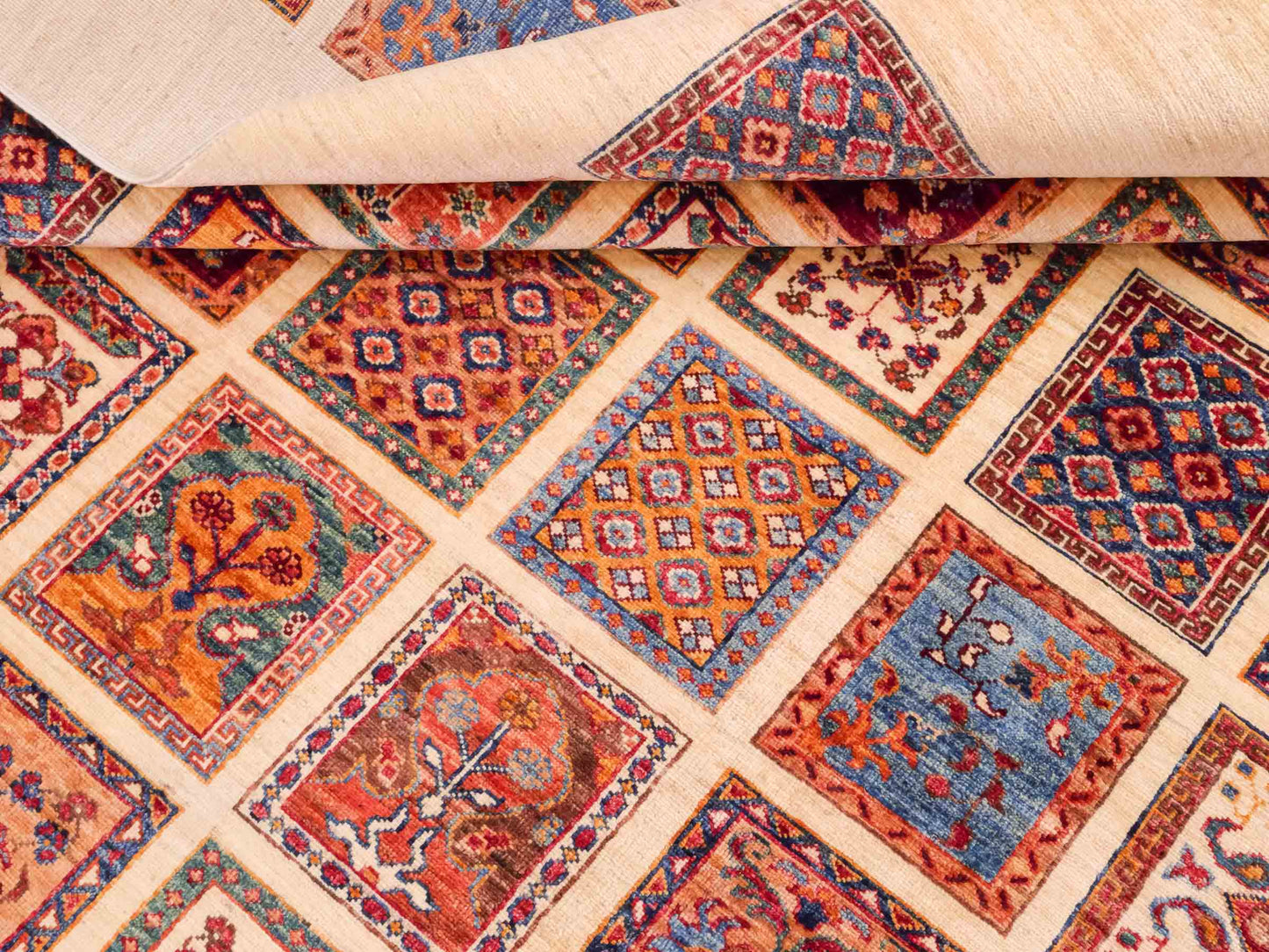 Handgeknüpfter Arijana Orientteppich von Khademi aus Wolle, beige, cremeweiß. Geometrisches Feldmuster. Traditionell von Hand geknüpft in Afghanistan. Größe: 301 cm x 197 cm. Teppichnummer: SB3-1180. Verkauf durch Jupiter Intl.