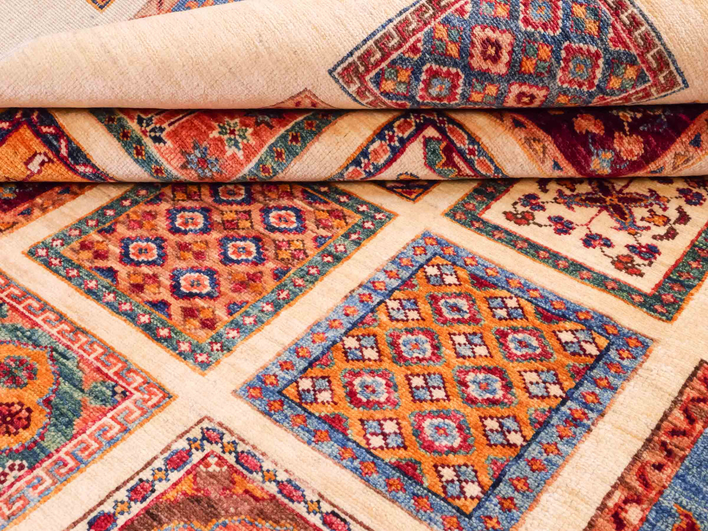 Handgeknüpfter Arijana Orientteppich von Khademi aus Wolle, beige, cremeweiß. Geometrisches Feldmuster. Traditionell von Hand geknüpft in Afghanistan. Größe: 301 cm x 197 cm. Teppichnummer: SB3-1180. Verkauf durch Jupiter Intl.