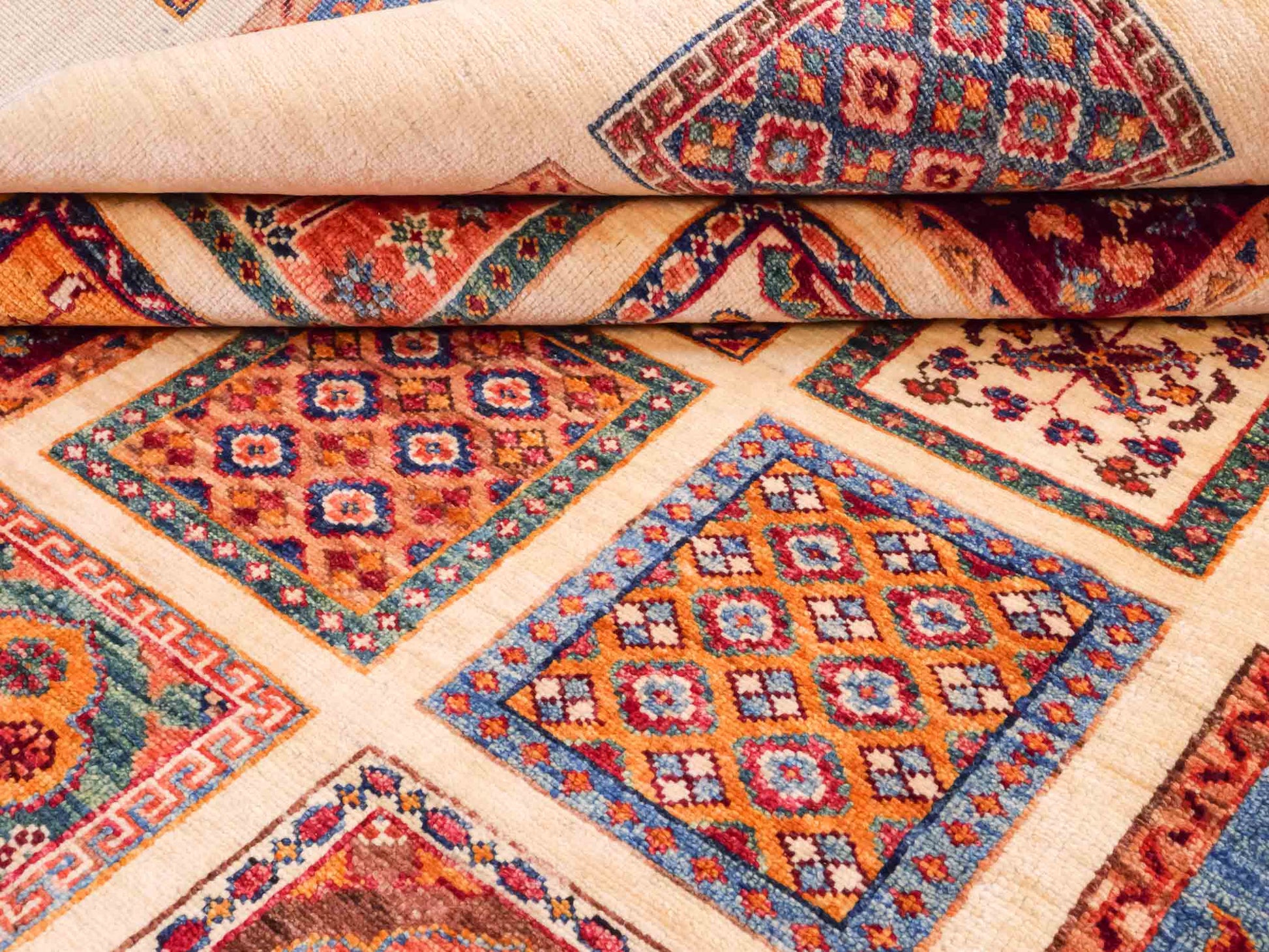 Handgeknüpfter Arijana Orientteppich von Khademi aus Wolle, beige, cremeweiß. Geometrisches Feldmuster. Traditionell von Hand geknüpft in Afghanistan. Größe: 301 cm x 197 cm. Teppichnummer: SB3-1180. Verkauf durch Jupiter Intl.