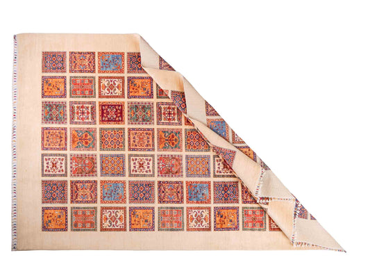 Handgeknüpfter Arijana Orientteppich von Khademi aus Wolle, beige, cremeweiß. Geometrisches Feldmuster. Traditionell von Hand geknüpft in Afghanistan. Größe: 301 cm x 197 cm. Teppichnummer: SB3-1180. Verkauf durch Jupiter Intl.