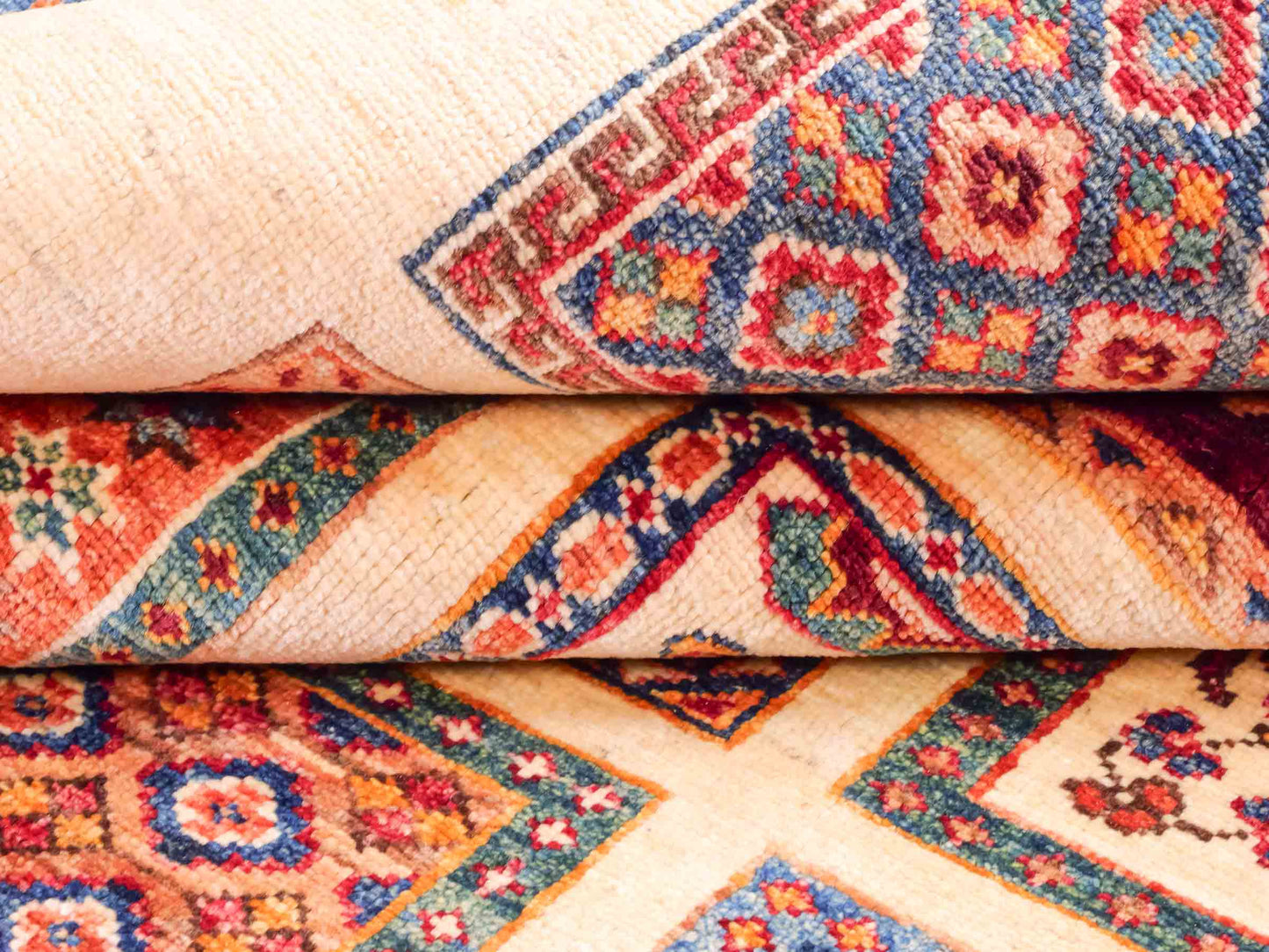 Handgeknüpfter Arijana Orientteppich von Khademi aus Wolle, beige, cremeweiß. Geometrisches Feldmuster. Traditionell von Hand geknüpft in Afghanistan. Größe: 301 cm x 197 cm. Teppichnummer: SB3-1180. Verkauf durch Jupiter Intl.
