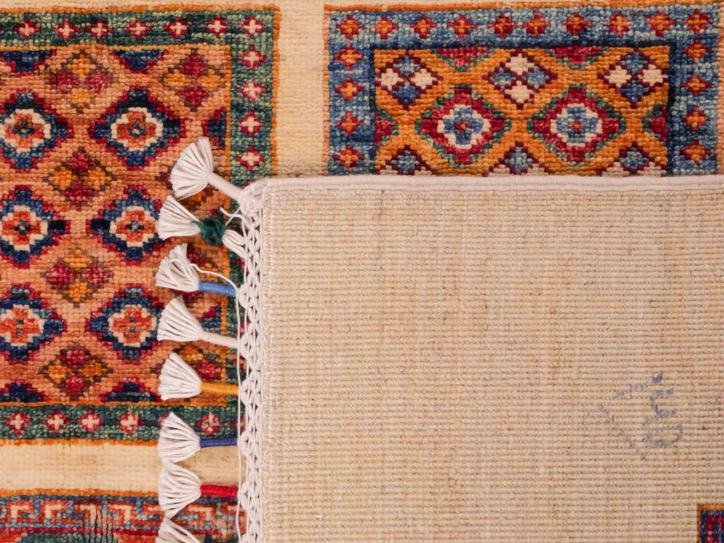 Handgeknüpfter Arijana Orientteppich von Khademi aus Wolle, beige, cremeweiß. Geometrisches Feldmuster. Traditionell von Hand geknüpft in Afghanistan. Größe: 301 cm x 197 cm. Teppichnummer: SB3-1180. Verkauf durch Jupiter Intl.