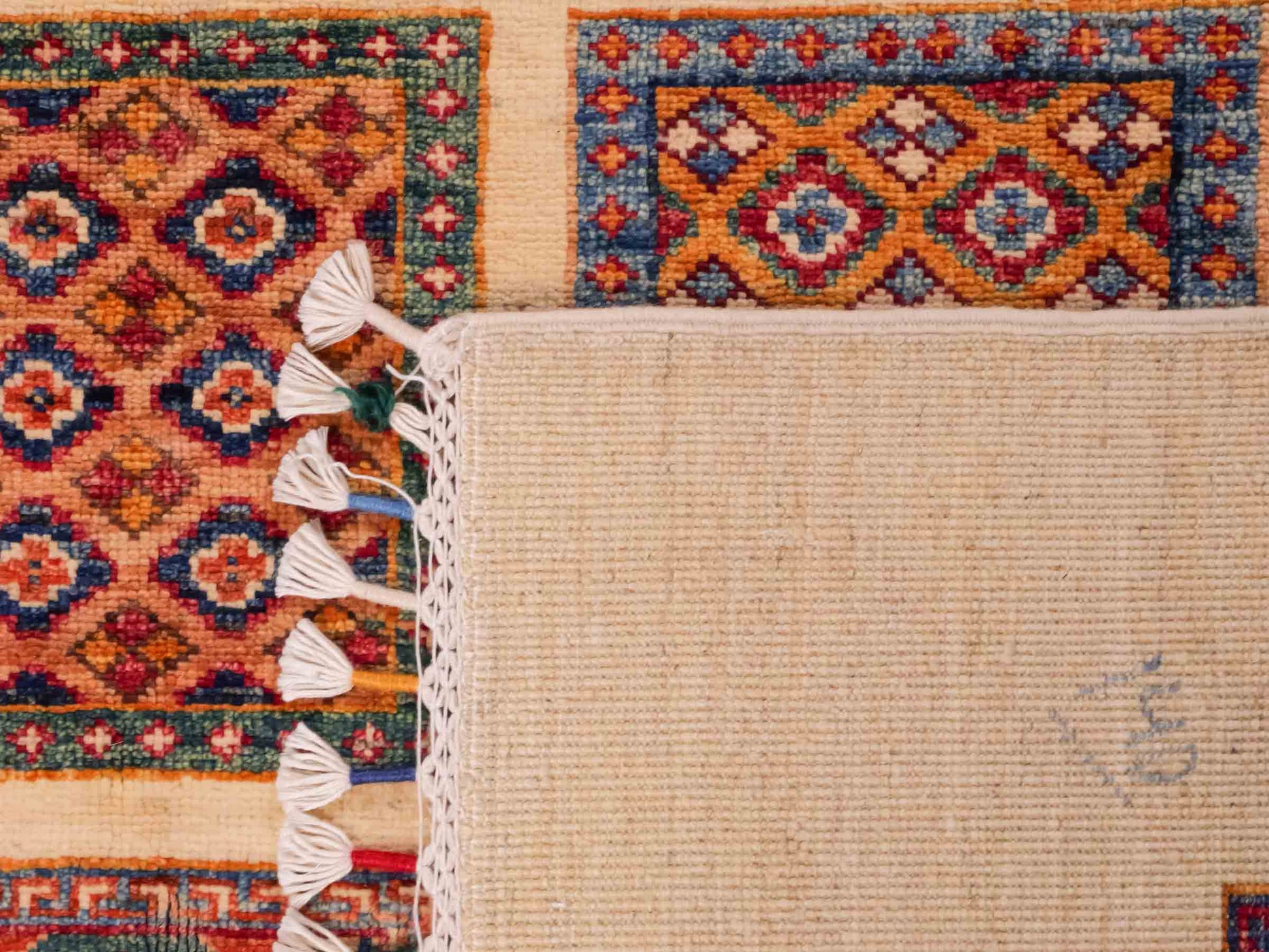 Handgeknüpfter Arijana Orientteppich von Khademi aus Wolle, beige, cremeweiß. Geometrisches Feldmuster. Traditionell von Hand geknüpft in Afghanistan. Größe: 301 cm x 197 cm. Teppichnummer: SB3-1180. Verkauf durch Jupiter Intl.