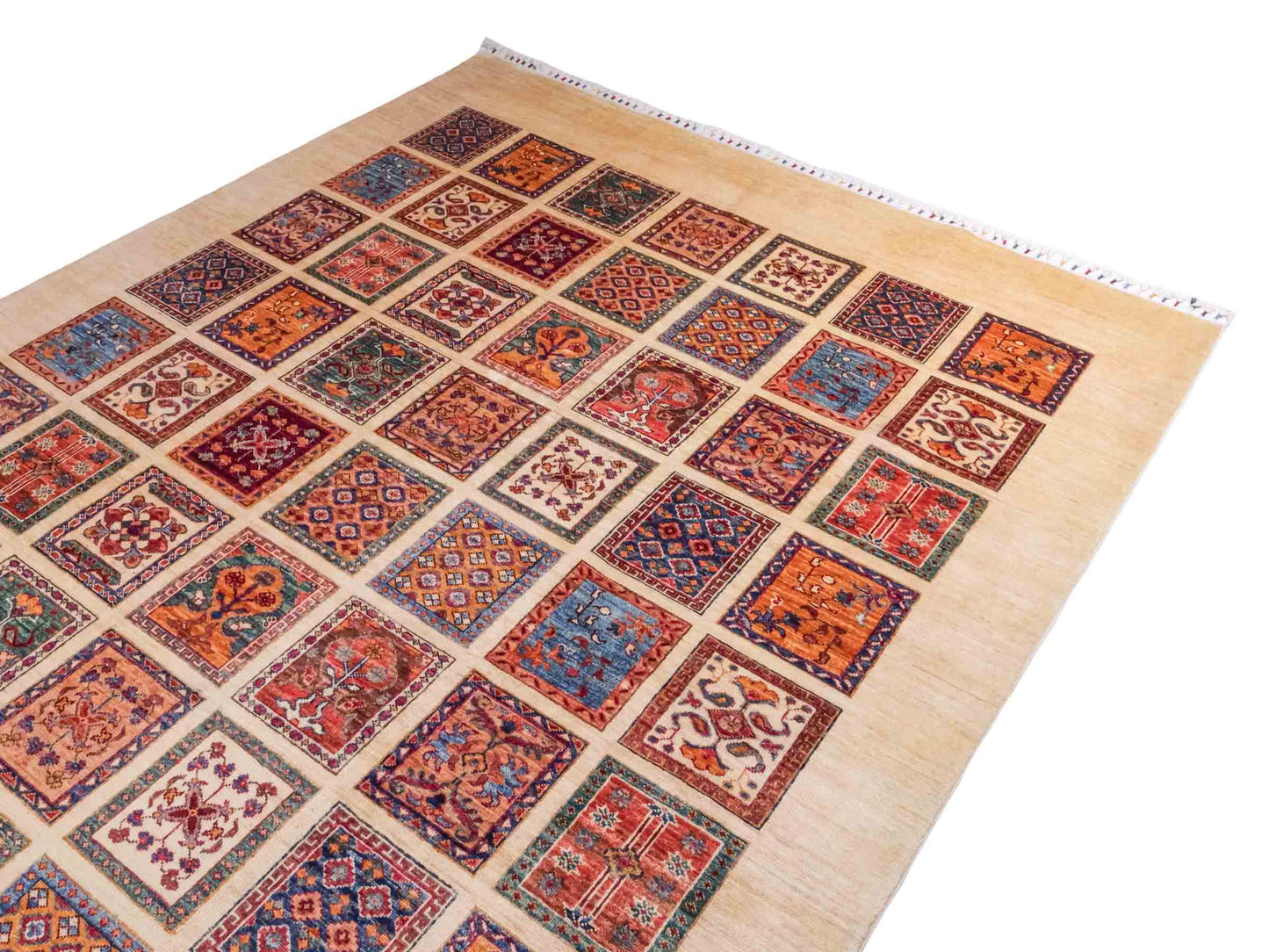 Handgeknüpfter Arijana Orientteppich von Khademi aus Wolle, beige, cremeweiß. Geometrisches Feldmuster. Traditionell von Hand geknüpft in Afghanistan. Größe: 301 cm x 197 cm. Teppichnummer: SB3-1180. Verkauf durch Jupiter Intl.