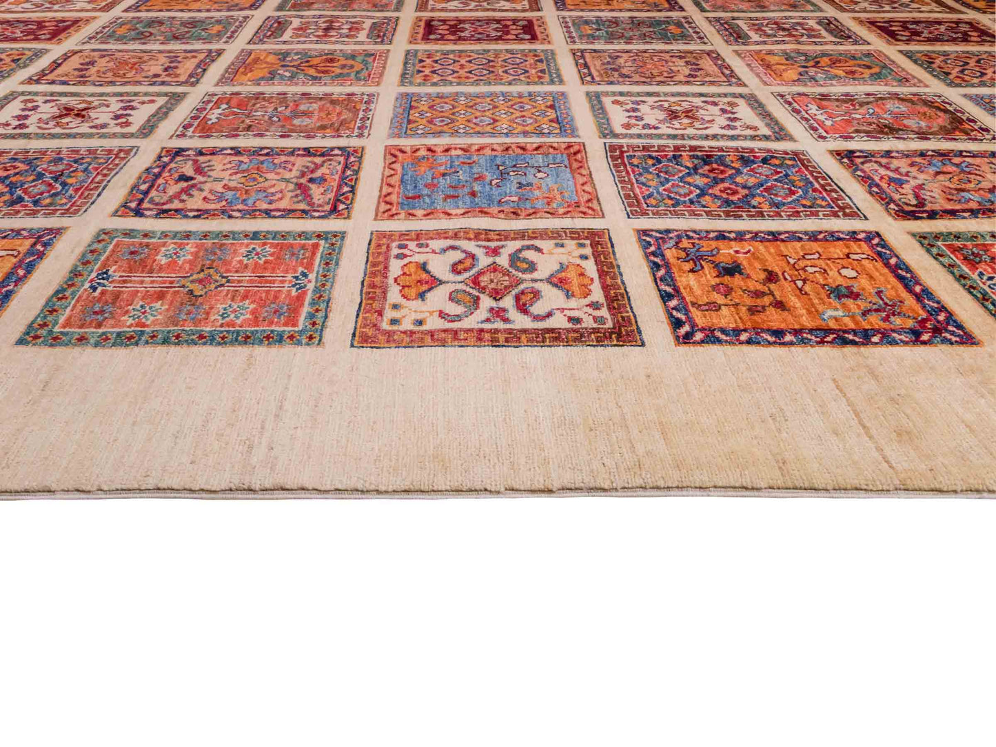 Handgeknüpfter Arijana Orientteppich von Khademi aus Wolle, beige, cremeweiß. Geometrisches Feldmuster. Traditionell von Hand geknüpft in Afghanistan. Größe: 301 cm x 197 cm. Teppichnummer: SB3-1180. Verkauf durch Jupiter Intl.