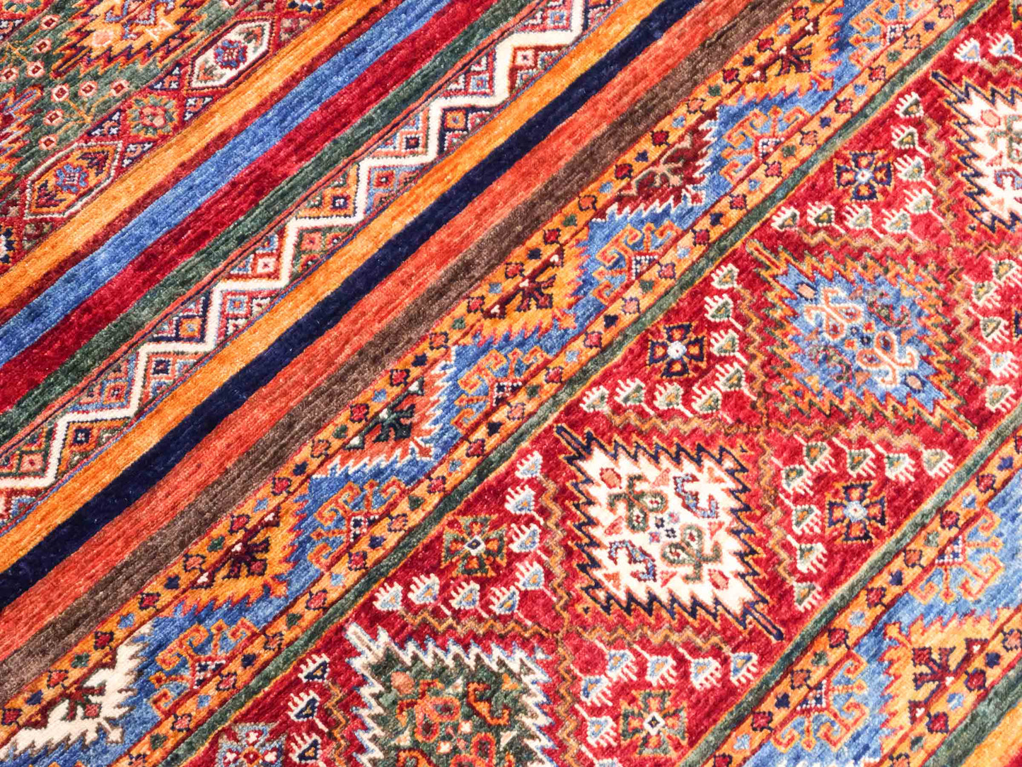 Handgeknüpfter Arijana Shaal Orientteppich von Khademi aus Wolle, rot, geometrisch-gestreift. Traditionell von Hand geknüpft in Afghanistan. Größe: 206 cm x 156 cm. Teppichnummer: SB3-1115. Verkauf durch Jupiter Intl.