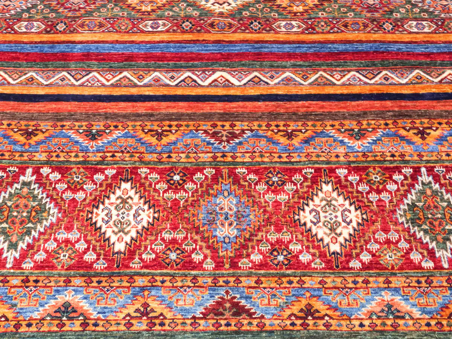 Handgeknüpfter Arijana Shaal Orientteppich von Khademi aus Wolle, rot, geometrisch-gestreift. Traditionell von Hand geknüpft in Afghanistan. Größe: 206 cm x 156 cm. Teppichnummer: SB3-1115. Verkauf durch Jupiter Intl.
