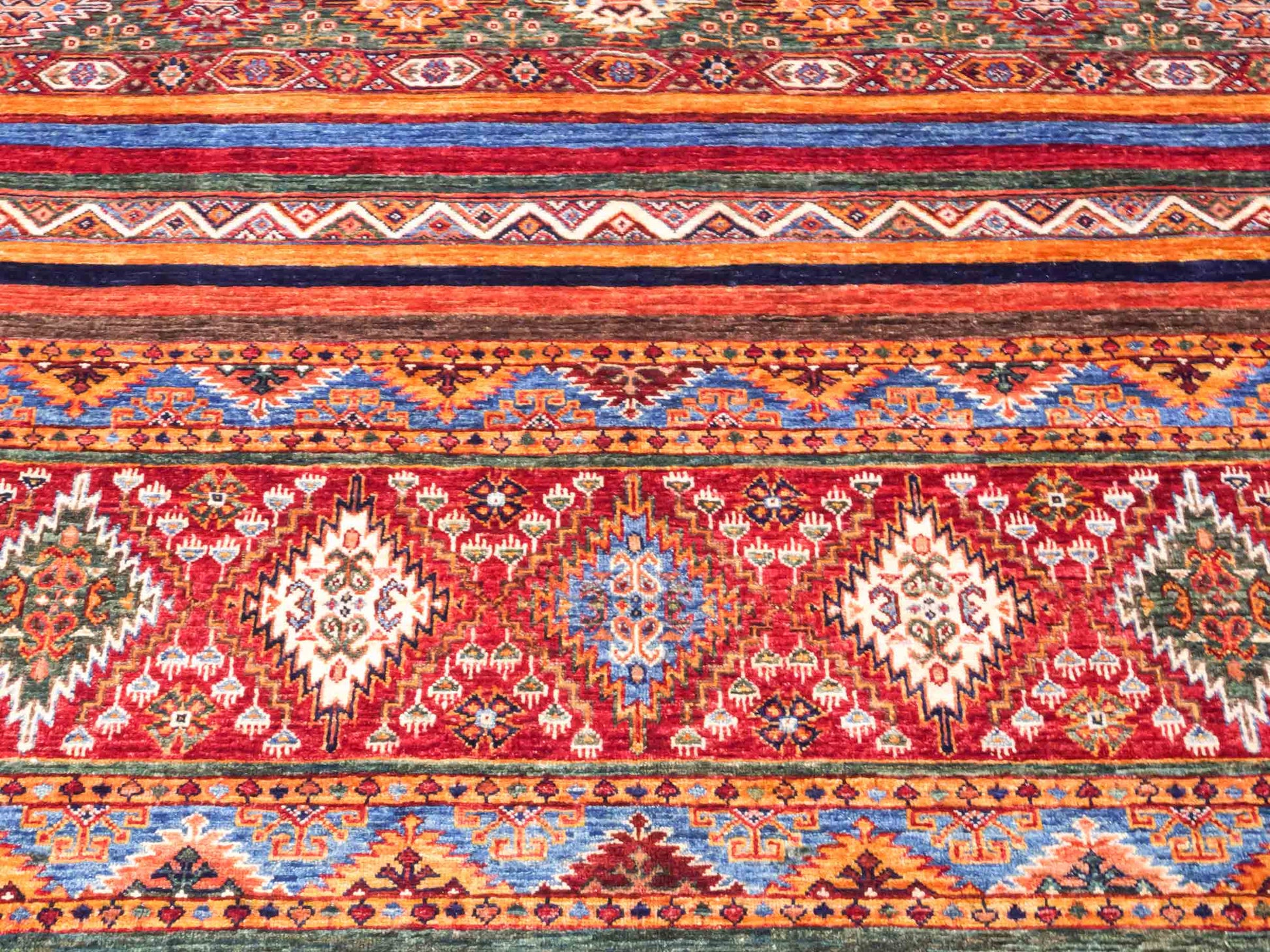 Handgeknüpfter Arijana Shaal Orientteppich von Khademi aus Wolle, rot, geometrisch-gestreift. Traditionell von Hand geknüpft in Afghanistan. Größe: 206 cm x 156 cm. Teppichnummer: SB3-1115. Verkauf durch Jupiter Intl.