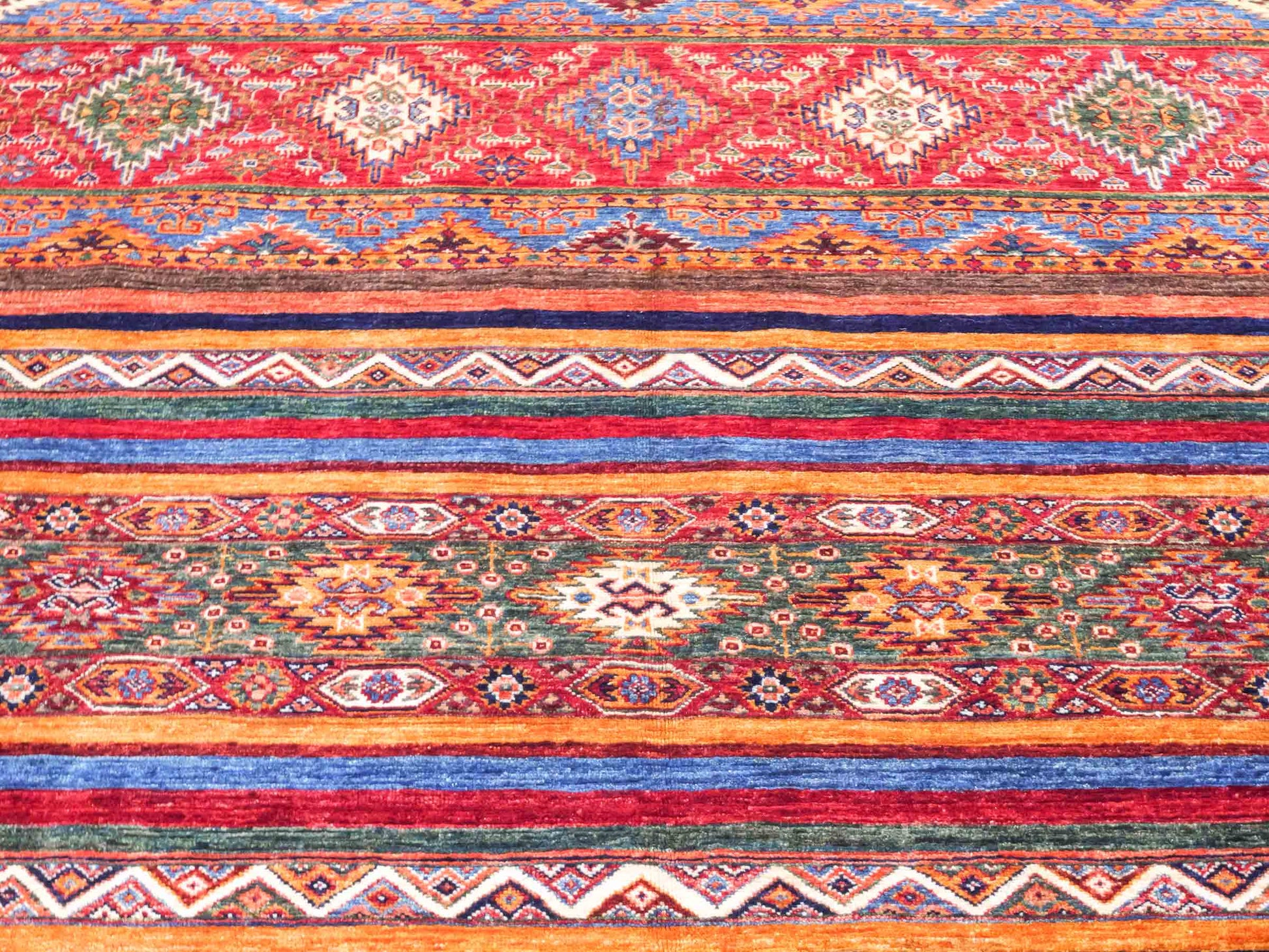 Handgeknüpfter Arijana Shaal Orientteppich von Khademi aus Wolle, rot, geometrisch-gestreift. Traditionell von Hand geknüpft in Afghanistan. Größe: 206 cm x 156 cm. Teppichnummer: SB3-1115. Verkauf durch Jupiter Intl.