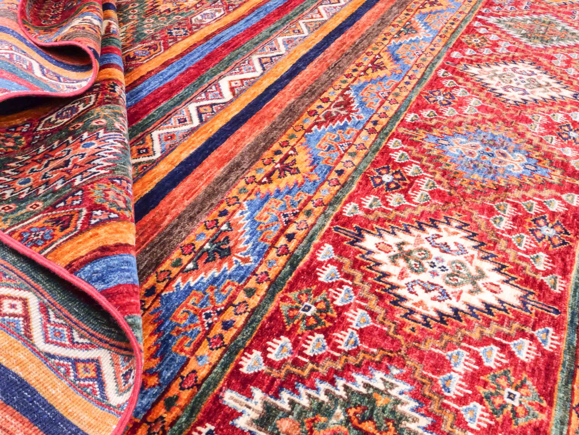 Handgeknüpfter Arijana Shaal Orientteppich von Khademi aus Wolle, rot, geometrisch-gestreift. Traditionell von Hand geknüpft in Afghanistan. Größe: 206 cm x 156 cm. Teppichnummer: SB3-1115. Verkauf durch Jupiter Intl.