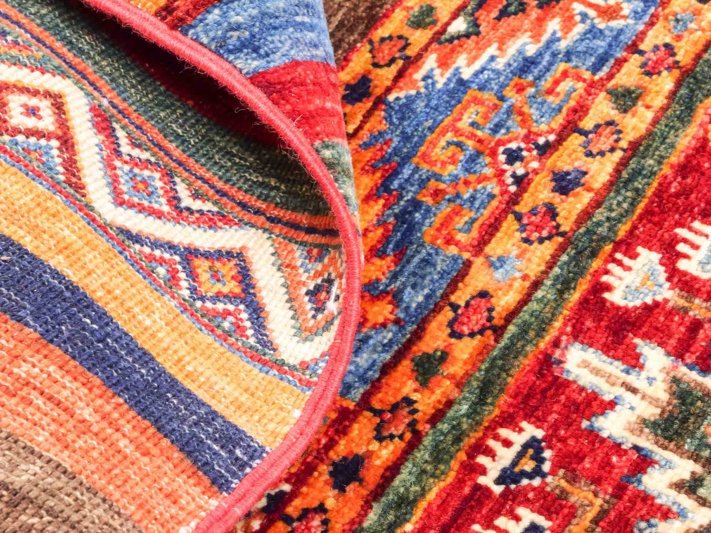 Handgeknüpfter Arijana Shaal Orientteppich von Khademi aus Wolle, rot, geometrisch-gestreift. Traditionell von Hand geknüpft in Afghanistan. Größe: 206 cm x 156 cm. Teppichnummer: SB3-1115. Verkauf durch Jupiter Intl.