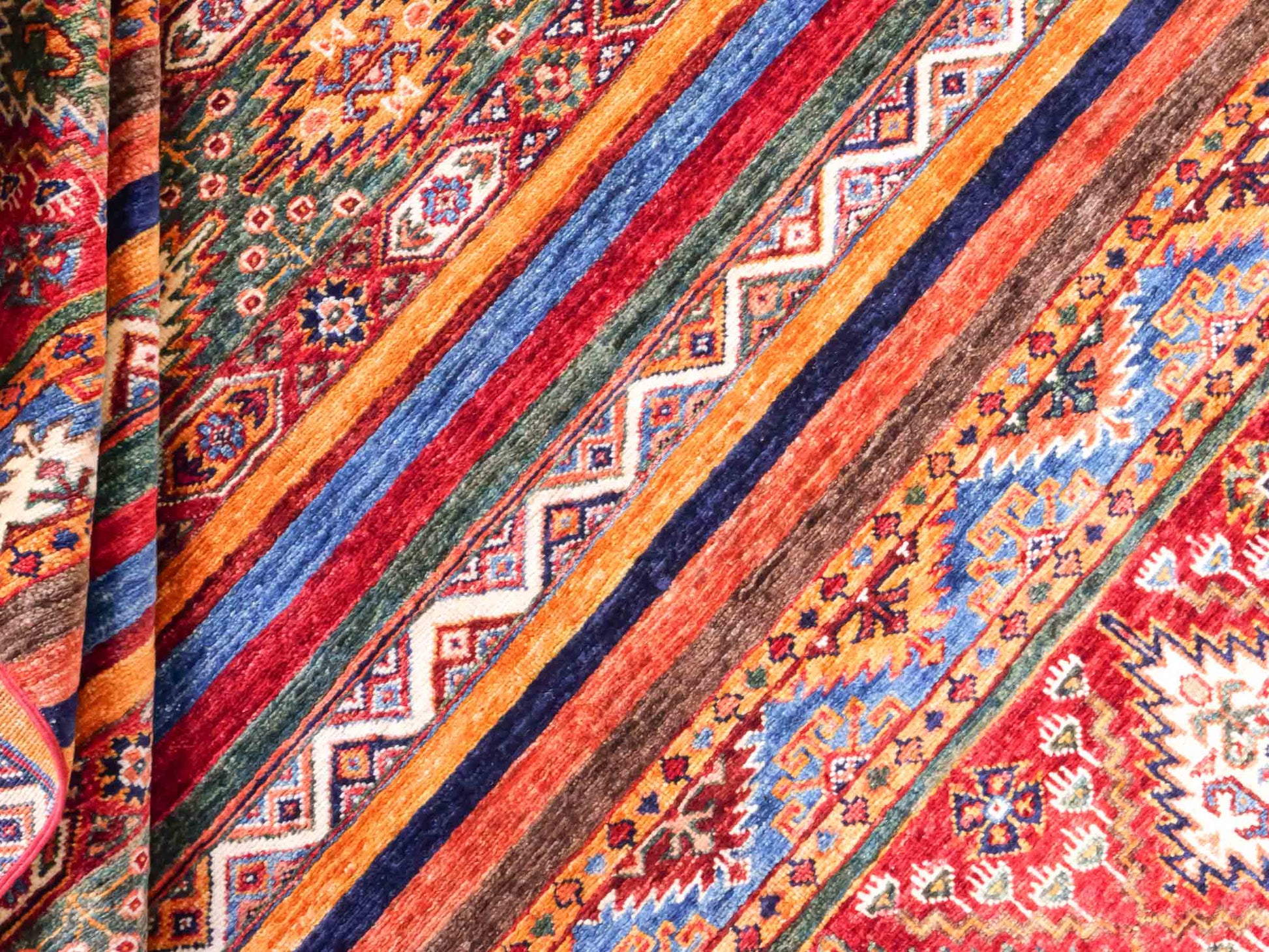 Handgeknüpfter Arijana Shaal Orientteppich von Khademi aus Wolle, rot, geometrisch-gestreift. Traditionell von Hand geknüpft in Afghanistan. Größe: 206 cm x 156 cm. Teppichnummer: SB3-1115. Verkauf durch Jupiter Intl.