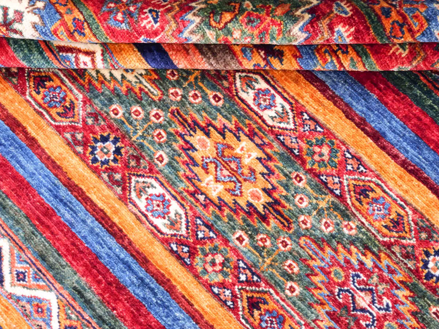 Handgeknüpfter Arijana Shaal Orientteppich von Khademi aus Wolle, rot, geometrisch-gestreift. Traditionell von Hand geknüpft in Afghanistan. Größe: 206 cm x 156 cm. Teppichnummer: SB3-1115. Verkauf durch Jupiter Intl.