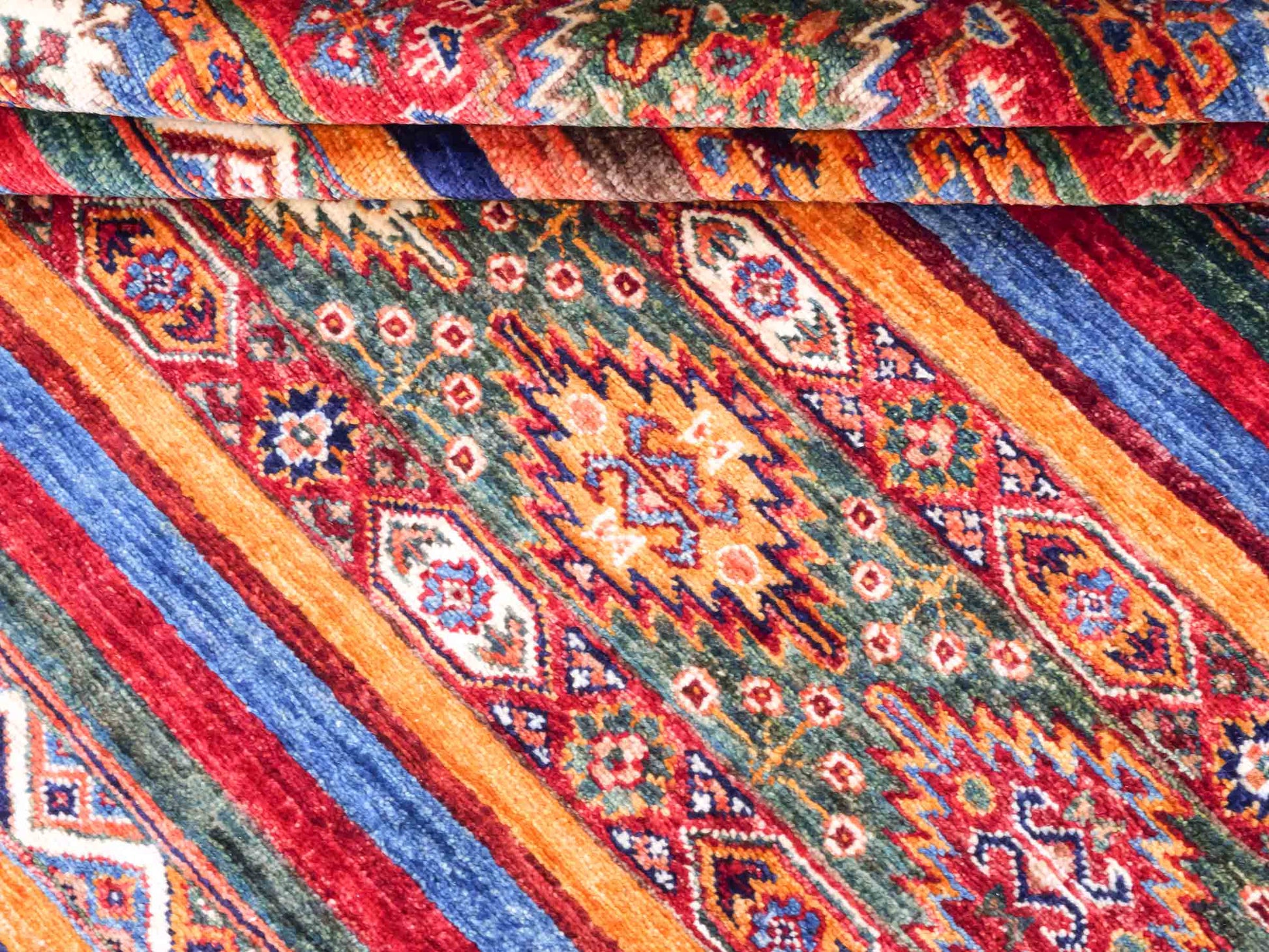 Handgeknüpfter Arijana Shaal Orientteppich von Khademi aus Wolle, rot, geometrisch-gestreift. Traditionell von Hand geknüpft in Afghanistan. Größe: 206 cm x 156 cm. Teppichnummer: SB3-1115. Verkauf durch Jupiter Intl.
