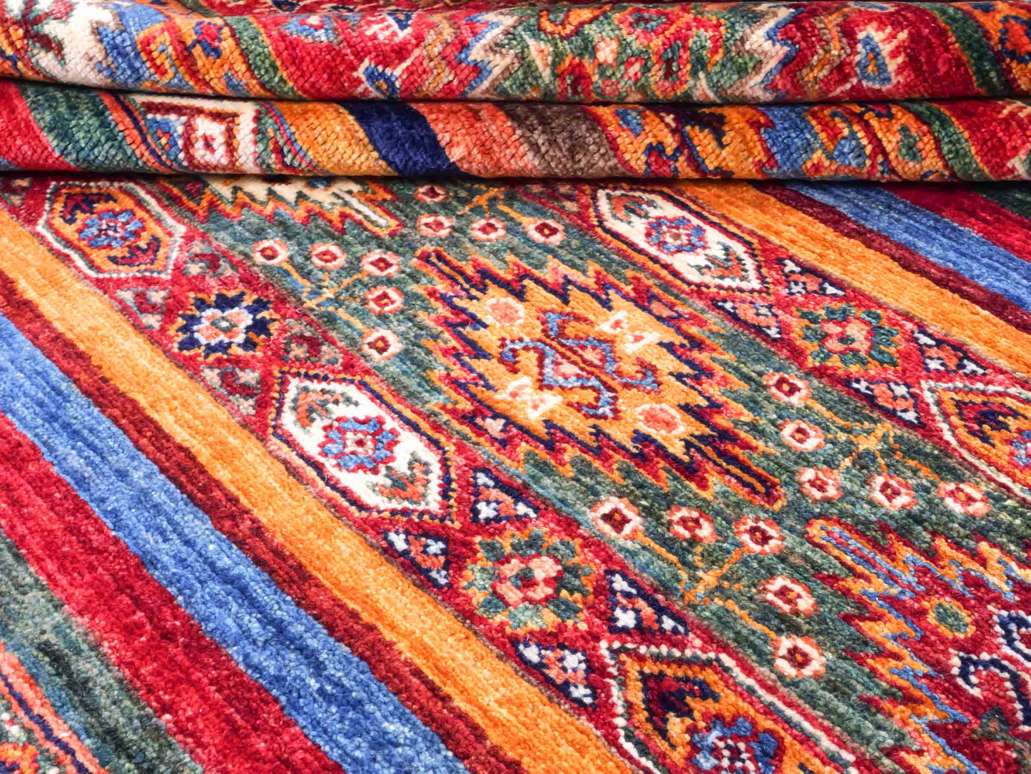 Handgeknüpfter Arijana Shaal Orientteppich von Khademi aus Wolle, rot, geometrisch-gestreift. Traditionell von Hand geknüpft in Afghanistan. Größe: 206 cm x 156 cm. Teppichnummer: SB3-1115. Verkauf durch Jupiter Intl.