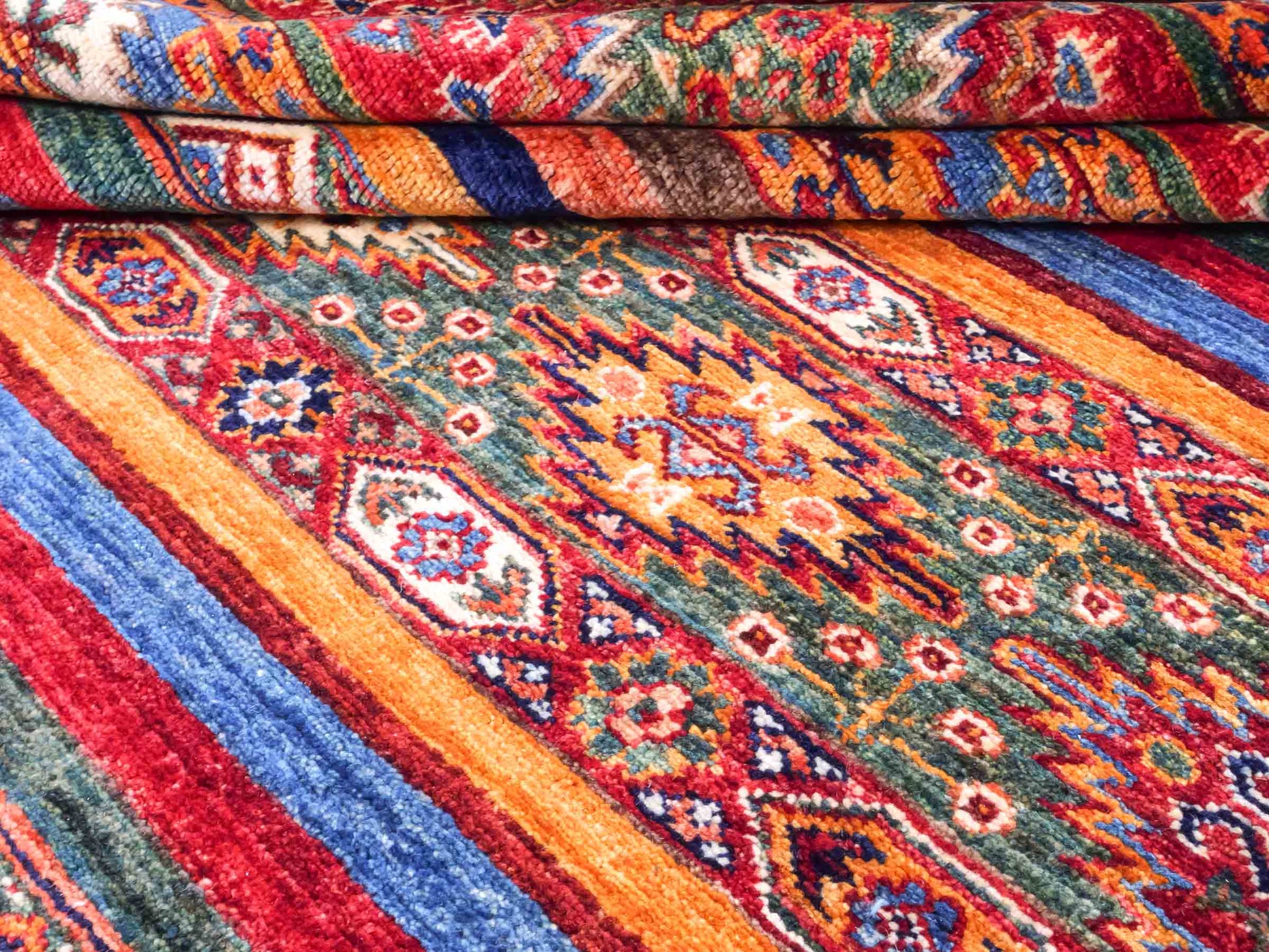 Handgeknüpfter Arijana Shaal Orientteppich von Khademi aus Wolle, rot, geometrisch-gestreift. Traditionell von Hand geknüpft in Afghanistan. Größe: 206 cm x 156 cm. Teppichnummer: SB3-1115. Verkauf durch Jupiter Intl.
