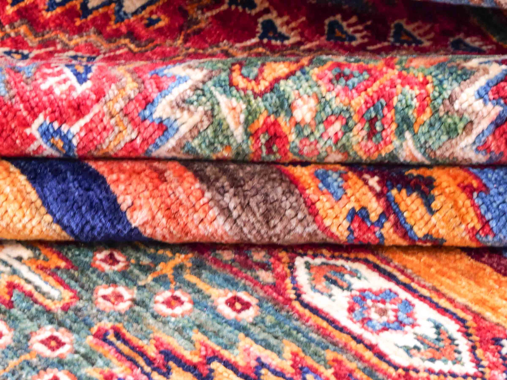Handgeknüpfter Arijana Shaal Orientteppich von Khademi aus Wolle, rot, geometrisch-gestreift. Traditionell von Hand geknüpft in Afghanistan. Größe: 206 cm x 156 cm. Teppichnummer: SB3-1115. Verkauf durch Jupiter Intl.