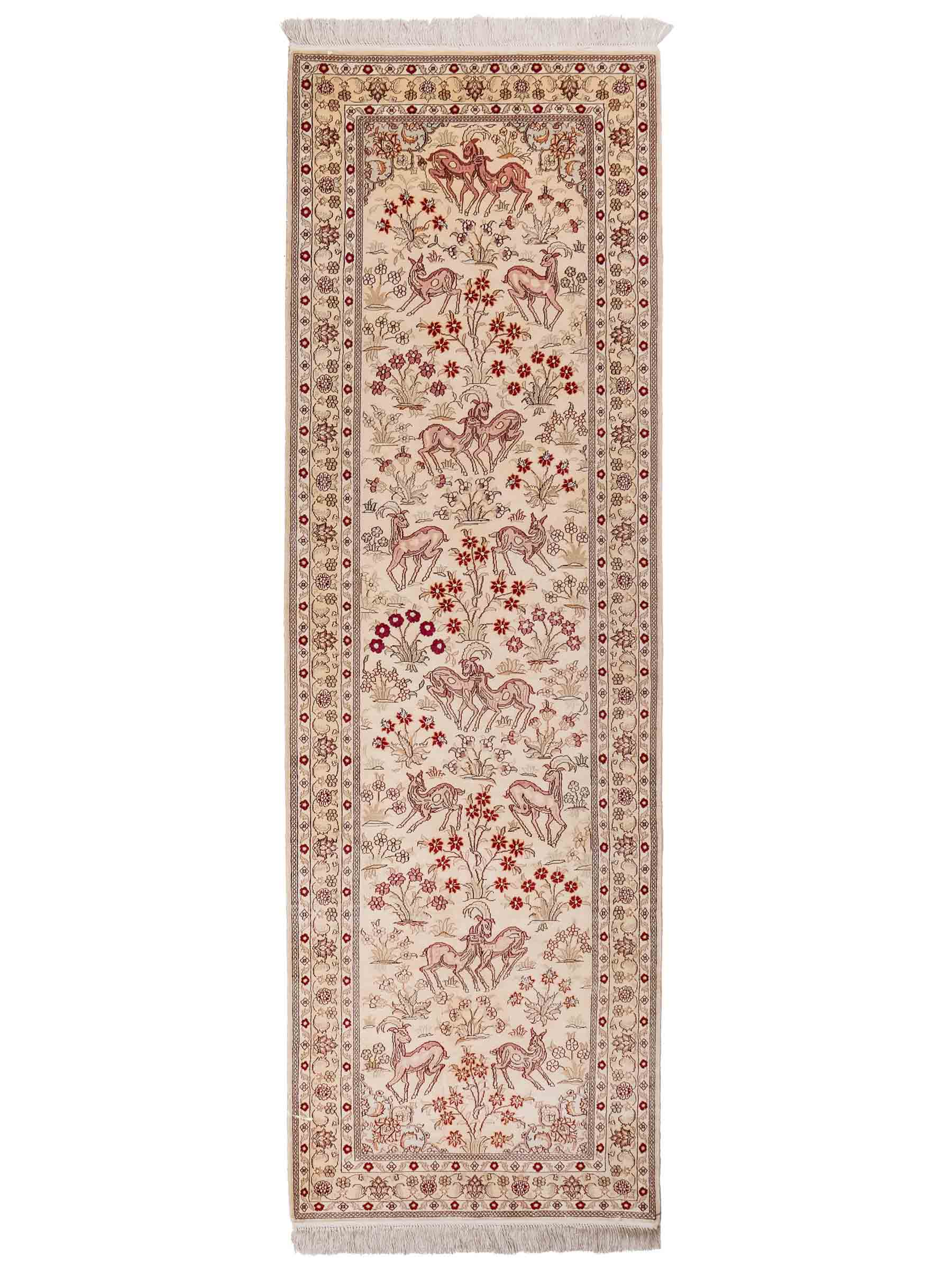 Handgeknüpfter Art Hereke Läufer-Seidenteppich von Khademi aus gesponnener Seide, cremeweiß. Chinesischer Teppich mit Allover-Motiv. Orientteppich, von Hand geknüpft in China. Größe: 245 cm x 79 cm. Teppichnummer: SB3-1165 | Jupiter Intl.