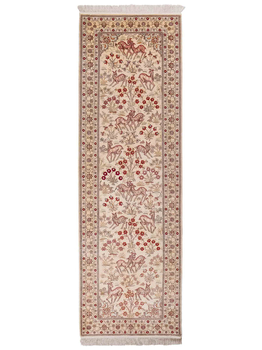 Handgeknüpfter Art Hereke Läufer-Seidenteppich von Khademi aus gesponnener Seide, cremeweiß. Chinesischer Teppich mit Allover-Motiv. Orientteppich, von Hand geknüpft in China. Größe: 245 cm x 79 cm. Teppichnummer: SB3-1165 | Jupiter Intl.