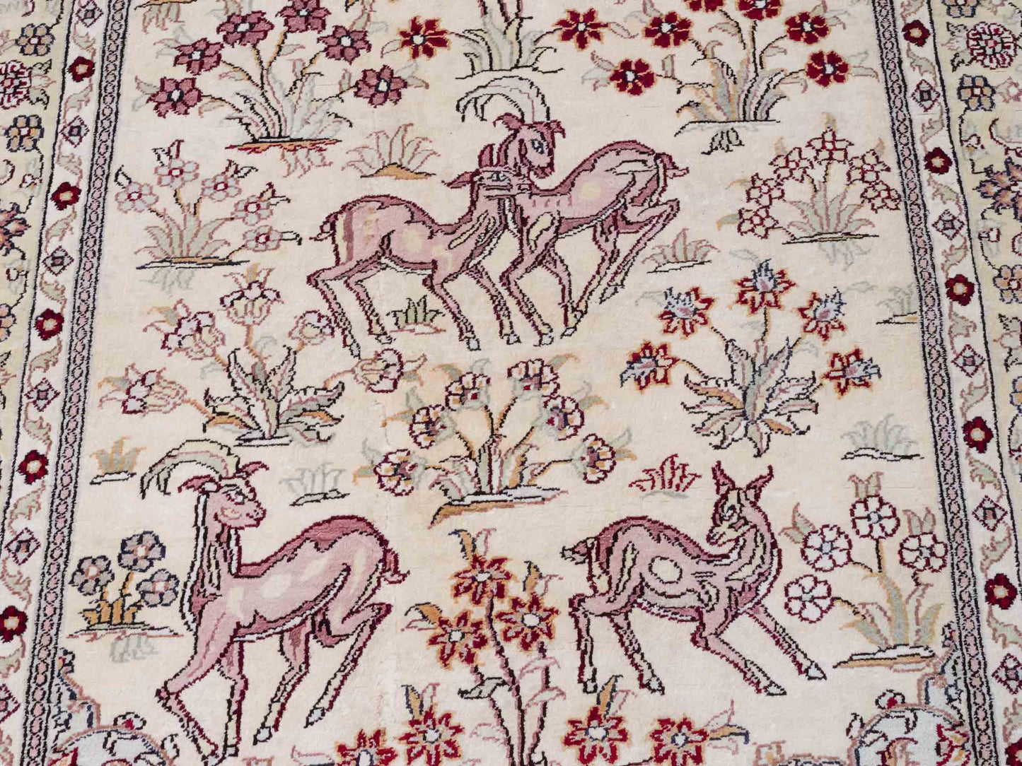 Handgeknüpfter Art Hereke Läufer-Seidenteppich von Khademi aus gesponnener Seide, cremeweiß. Chinesischer Teppich mit Allover-Motiv. Orientteppich, von Hand geknüpft in China. Größe: 245 cm x 79 cm. Teppichnummer: SB3-1165 | Jupiter Intl.