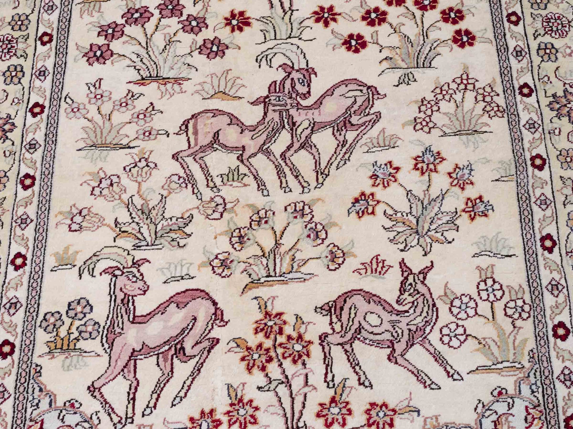 Handgeknüpfter Art Hereke Läufer-Seidenteppich von Khademi aus gesponnener Seide, cremeweiß. Chinesischer Teppich mit Allover-Motiv. Orientteppich, von Hand geknüpft in China. Größe: 245 cm x 79 cm. Teppichnummer: SB3-1165 | Jupiter Intl.