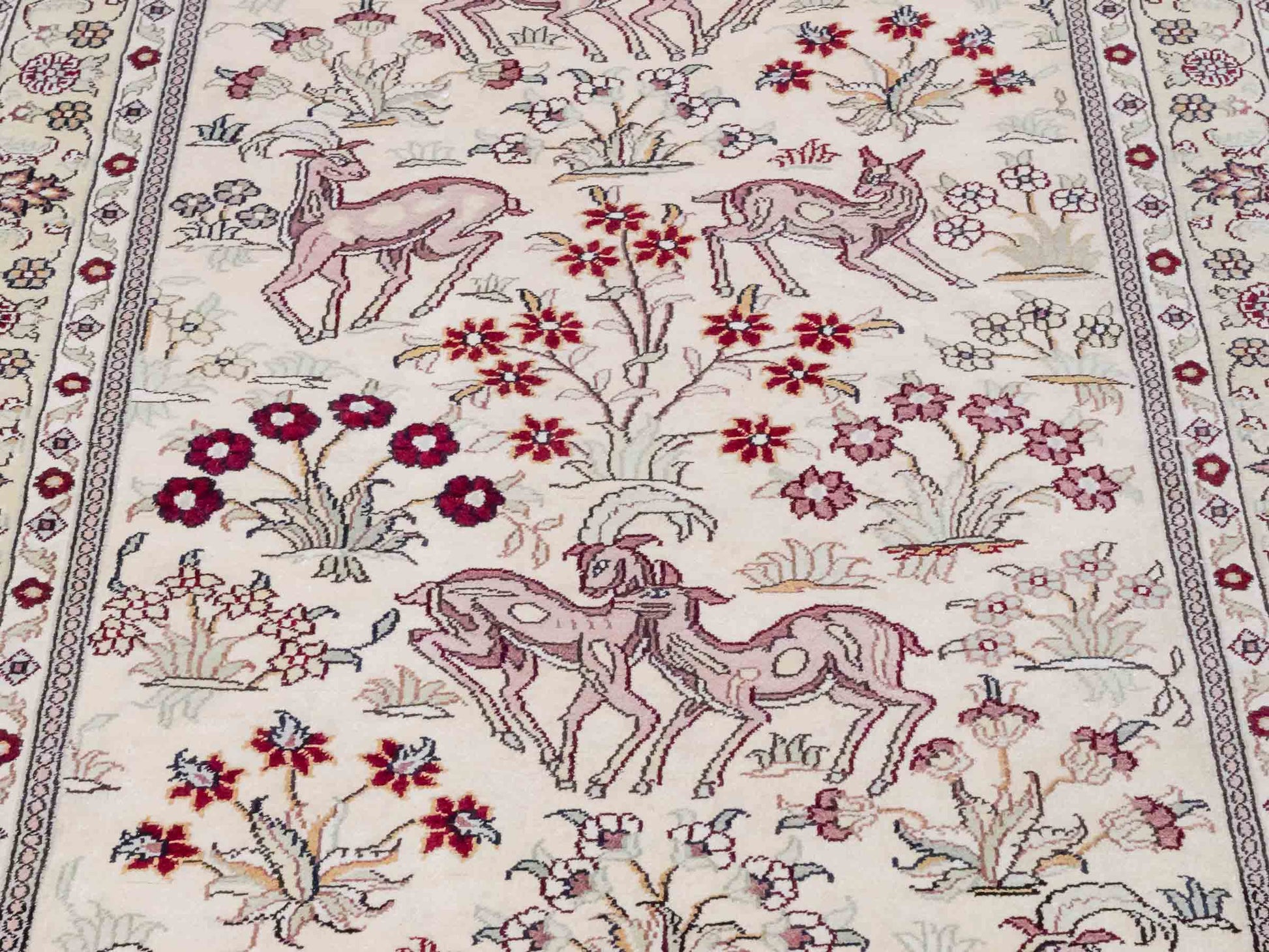 Handgeknüpfter Art Hereke Läufer-Seidenteppich von Khademi aus gesponnener Seide, cremeweiß. Chinesischer Teppich mit Allover-Motiv. Orientteppich, von Hand geknüpft in China. Größe: 245 cm x 79 cm. Teppichnummer: SB3-1165 | Jupiter Intl.