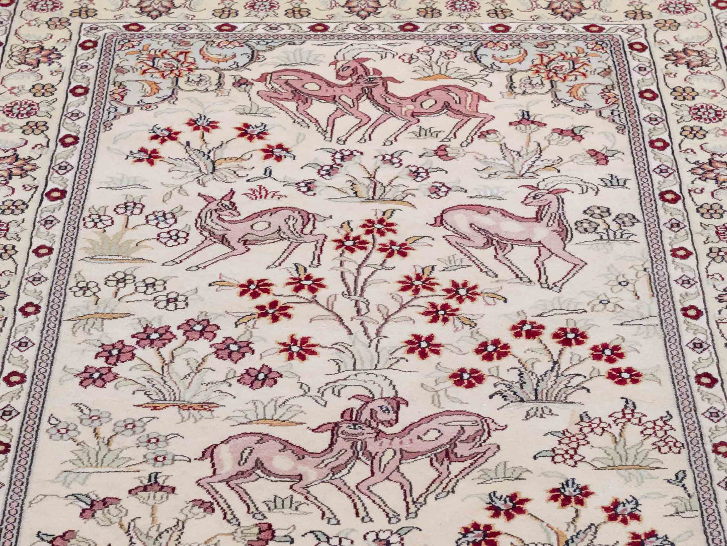 Handgeknüpfter Art Hereke Läufer-Seidenteppich von Khademi aus gesponnener Seide, cremeweiß. Chinesischer Teppich mit Allover-Motiv. Orientteppich, von Hand geknüpft in China. Größe: 245 cm x 79 cm. Teppichnummer: SB3-1165 | Jupiter Intl.