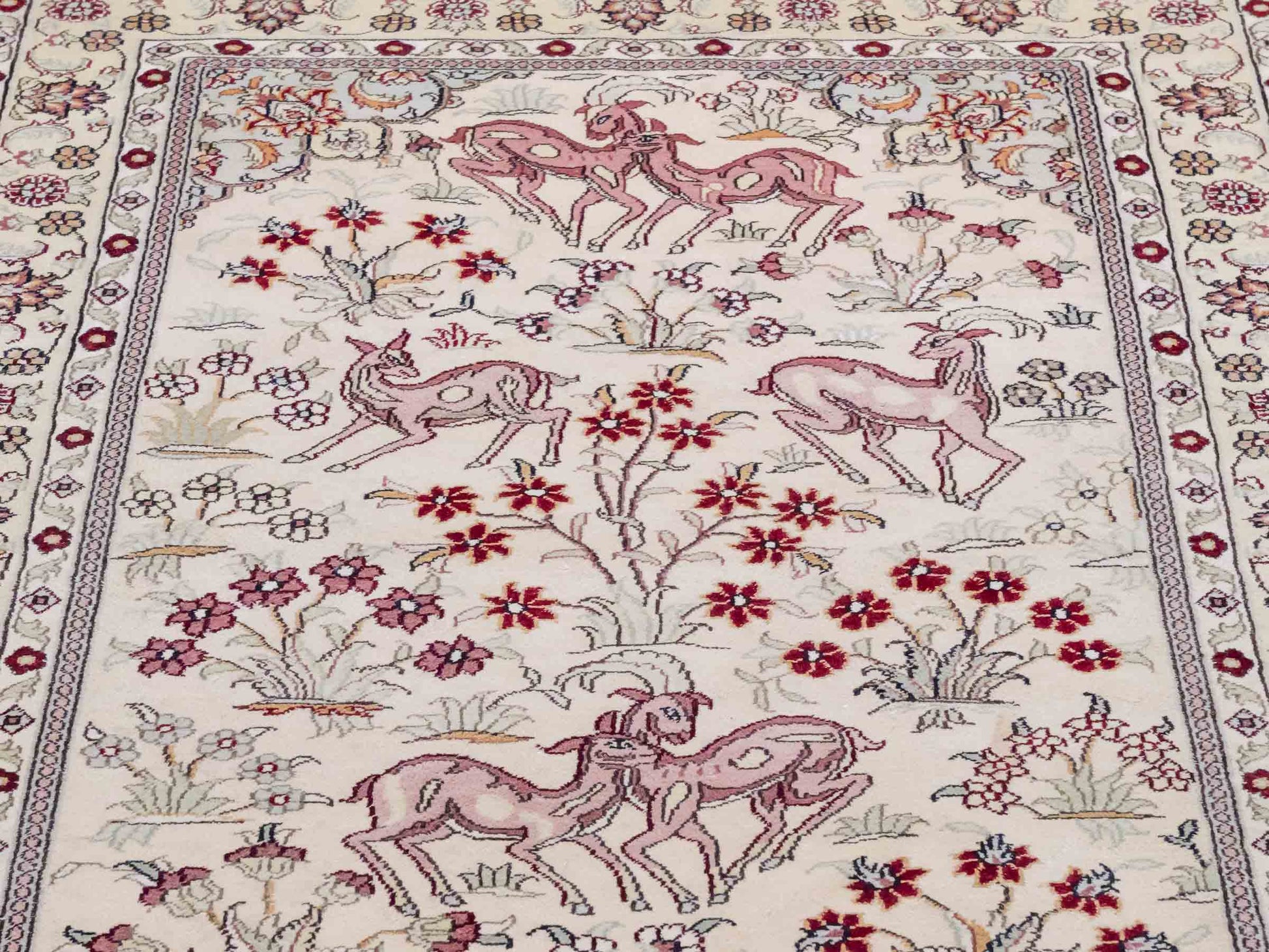 Handgeknüpfter Art Hereke Läufer-Seidenteppich von Khademi aus gesponnener Seide, cremeweiß. Chinesischer Teppich mit Allover-Motiv. Orientteppich, von Hand geknüpft in China. Größe: 245 cm x 79 cm. Teppichnummer: SB3-1165 | Jupiter Intl.