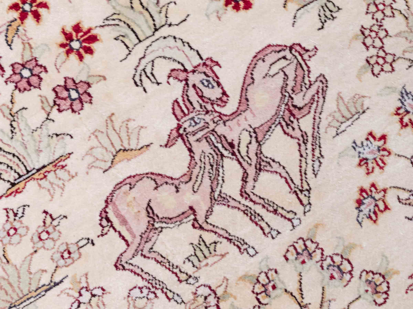 Handgeknüpfter Art Hereke Läufer-Seidenteppich von Khademi aus gesponnener Seide, cremeweiß. Chinesischer Teppich mit Allover-Motiv. Orientteppich, von Hand geknüpft in China. Größe: 245 cm x 79 cm. Teppichnummer: SB3-1165 | Jupiter Intl.