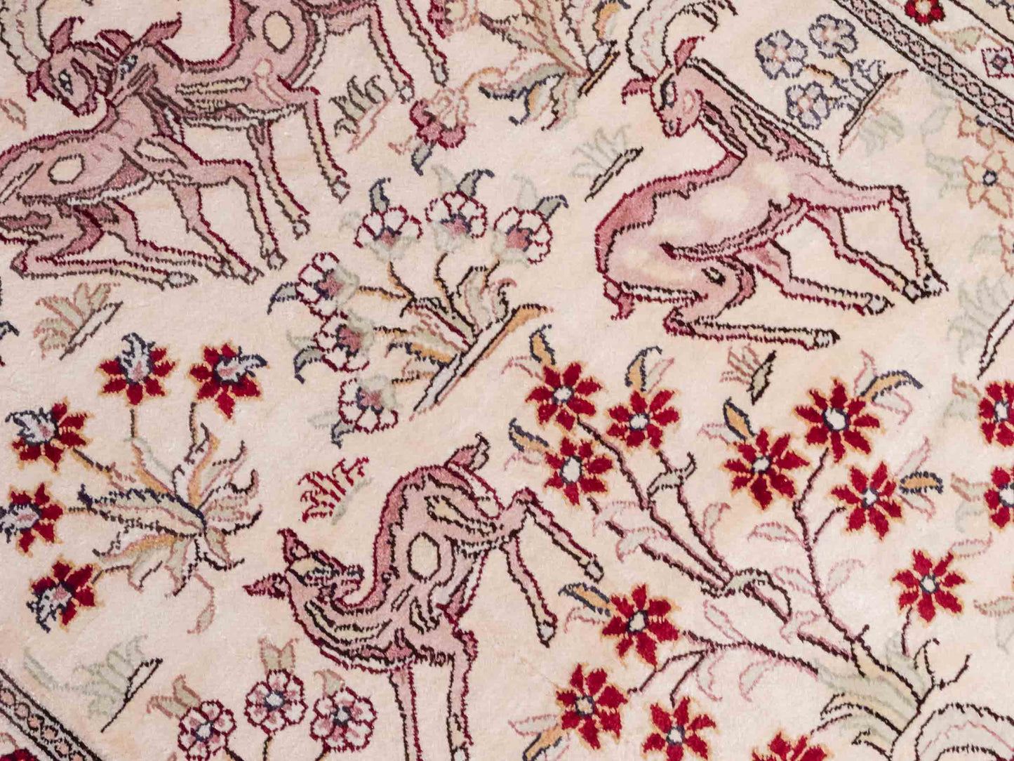 Handgeknüpfter Art Hereke Läufer-Seidenteppich von Khademi aus gesponnener Seide, cremeweiß. Chinesischer Teppich mit Allover-Motiv. Orientteppich, von Hand geknüpft in China. Größe: 245 cm x 79 cm. Teppichnummer: SB3-1165 | Jupiter Intl.