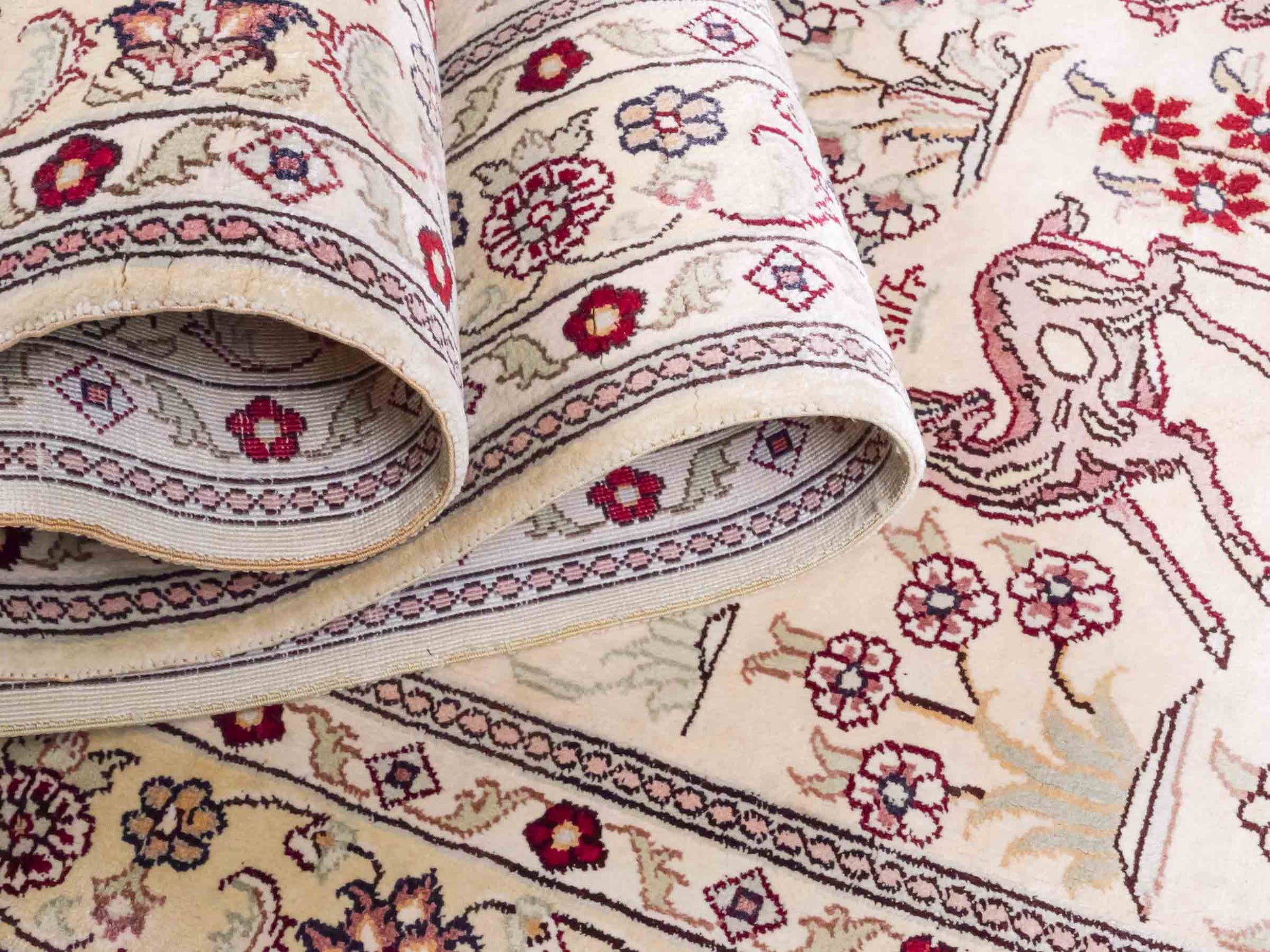 Handgeknüpfter Art Hereke Läufer-Seidenteppich von Khademi aus gesponnener Seide, cremeweiß. Chinesischer Teppich mit Allover-Motiv. Orientteppich, von Hand geknüpft in China. Größe: 245 cm x 79 cm. Teppichnummer: SB3-1165 | Jupiter Intl.