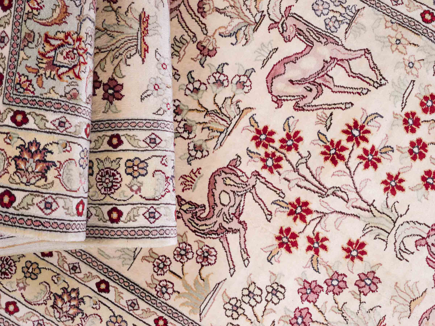 Handgeknüpfter Art Hereke Läufer-Seidenteppich von Khademi aus gesponnener Seide, cremeweiß. Chinesischer Teppich mit Allover-Motiv. Orientteppich, von Hand geknüpft in China. Größe: 245 cm x 79 cm. Teppichnummer: SB3-1165 | Jupiter Intl.