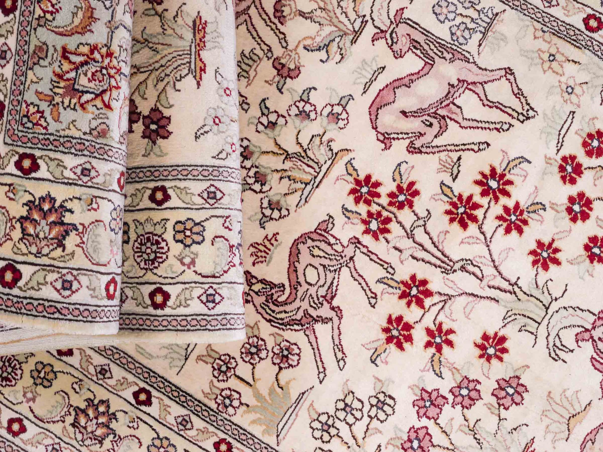 Handgeknüpfter Art Hereke Läufer-Seidenteppich von Khademi aus gesponnener Seide, cremeweiß. Chinesischer Teppich mit Allover-Motiv. Orientteppich, von Hand geknüpft in China. Größe: 245 cm x 79 cm. Teppichnummer: SB3-1165 | Jupiter Intl.