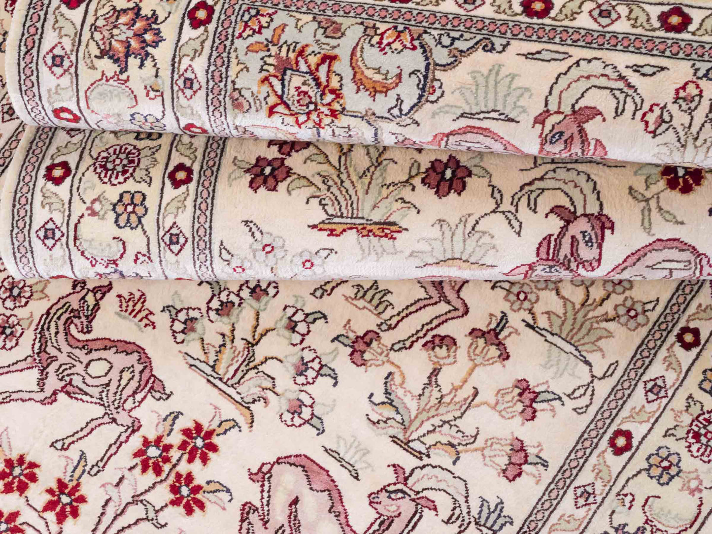Handgeknüpfter Art Hereke Läufer-Seidenteppich von Khademi aus gesponnener Seide, cremeweiß. Chinesischer Teppich mit Allover-Motiv. Orientteppich, von Hand geknüpft in China. Größe: 245 cm x 79 cm. Teppichnummer: SB3-1165 | Jupiter Intl.
