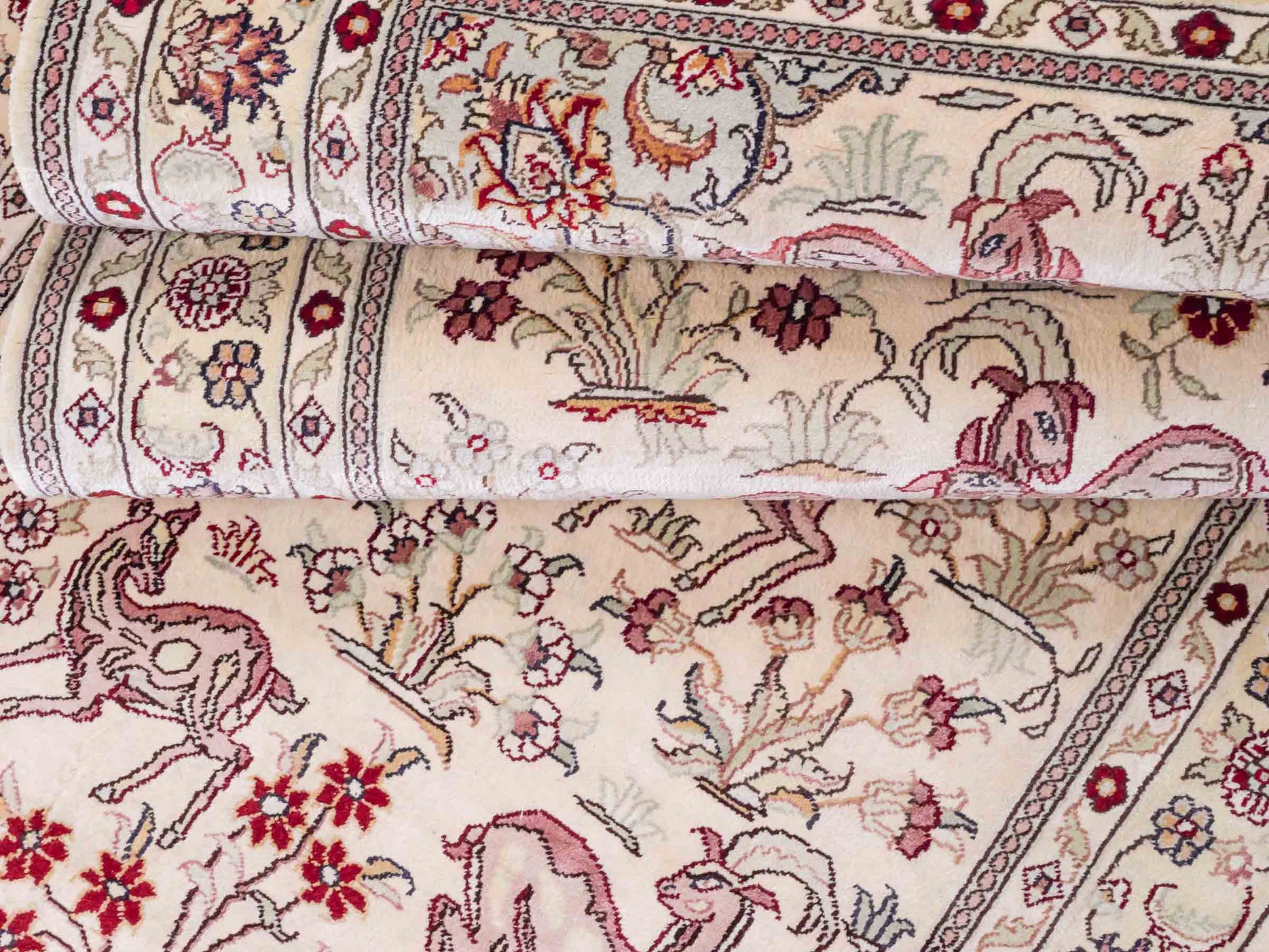Handgeknüpfter Art Hereke Läufer-Seidenteppich von Khademi aus gesponnener Seide, cremeweiß. Chinesischer Teppich mit Allover-Motiv. Orientteppich, von Hand geknüpft in China. Größe: 245 cm x 79 cm. Teppichnummer: SB3-1165 | Jupiter Intl.