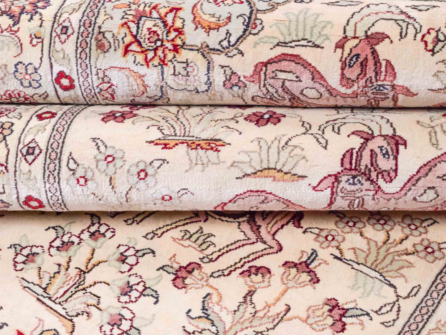 Handgeknüpfter Art Hereke Läufer-Seidenteppich von Khademi aus gesponnener Seide, cremeweiß. Chinesischer Teppich mit Allover-Motiv. Orientteppich, von Hand geknüpft in China. Größe: 245 cm x 79 cm. Teppichnummer: SB3-1165 | Jupiter Intl.