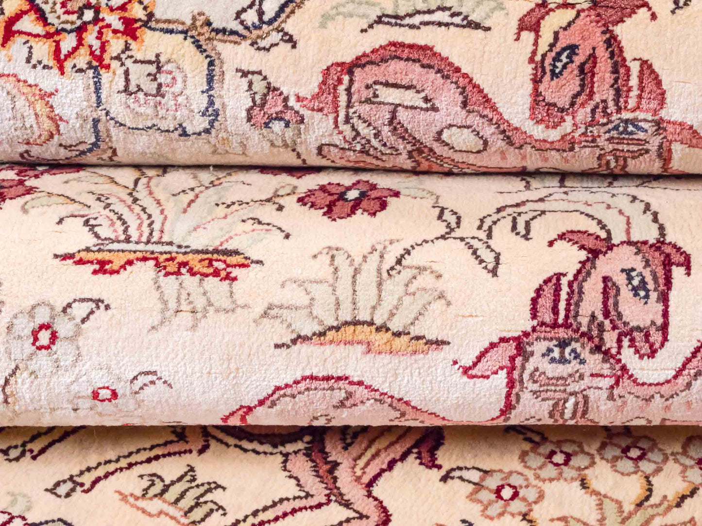 Handgeknüpfter Art Hereke Läufer-Seidenteppich von Khademi aus gesponnener Seide, cremeweiß. Chinesischer Teppich mit Allover-Motiv. Orientteppich, von Hand geknüpft in China. Größe: 245 cm x 79 cm. Teppichnummer: SB3-1165 | Jupiter Intl.