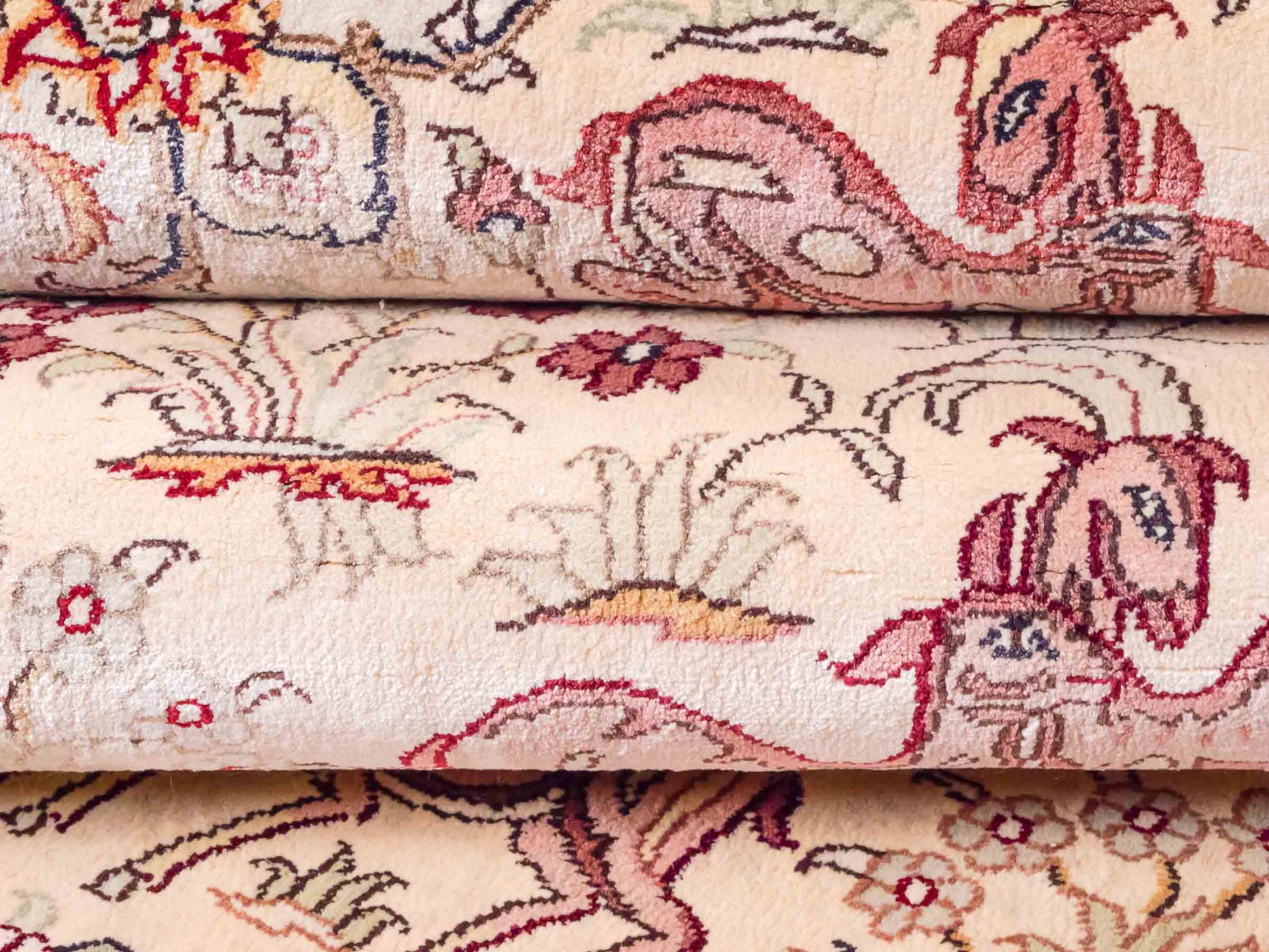 Handgeknüpfter Art Hereke Läufer-Seidenteppich von Khademi aus gesponnener Seide, cremeweiß. Chinesischer Teppich mit Allover-Motiv. Orientteppich, von Hand geknüpft in China. Größe: 245 cm x 79 cm. Teppichnummer: SB3-1165 | Jupiter Intl.