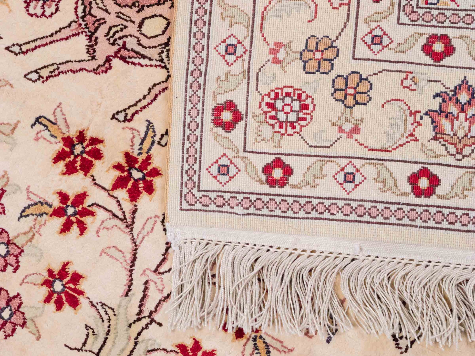 Handgeknüpfter Art Hereke Läufer-Seidenteppich von Khademi aus gesponnener Seide, cremeweiß. Chinesischer Teppich mit Allover-Motiv. Orientteppich, von Hand geknüpft in China. Größe: 245 cm x 79 cm. Teppichnummer: SB3-1165 | Jupiter Intl.