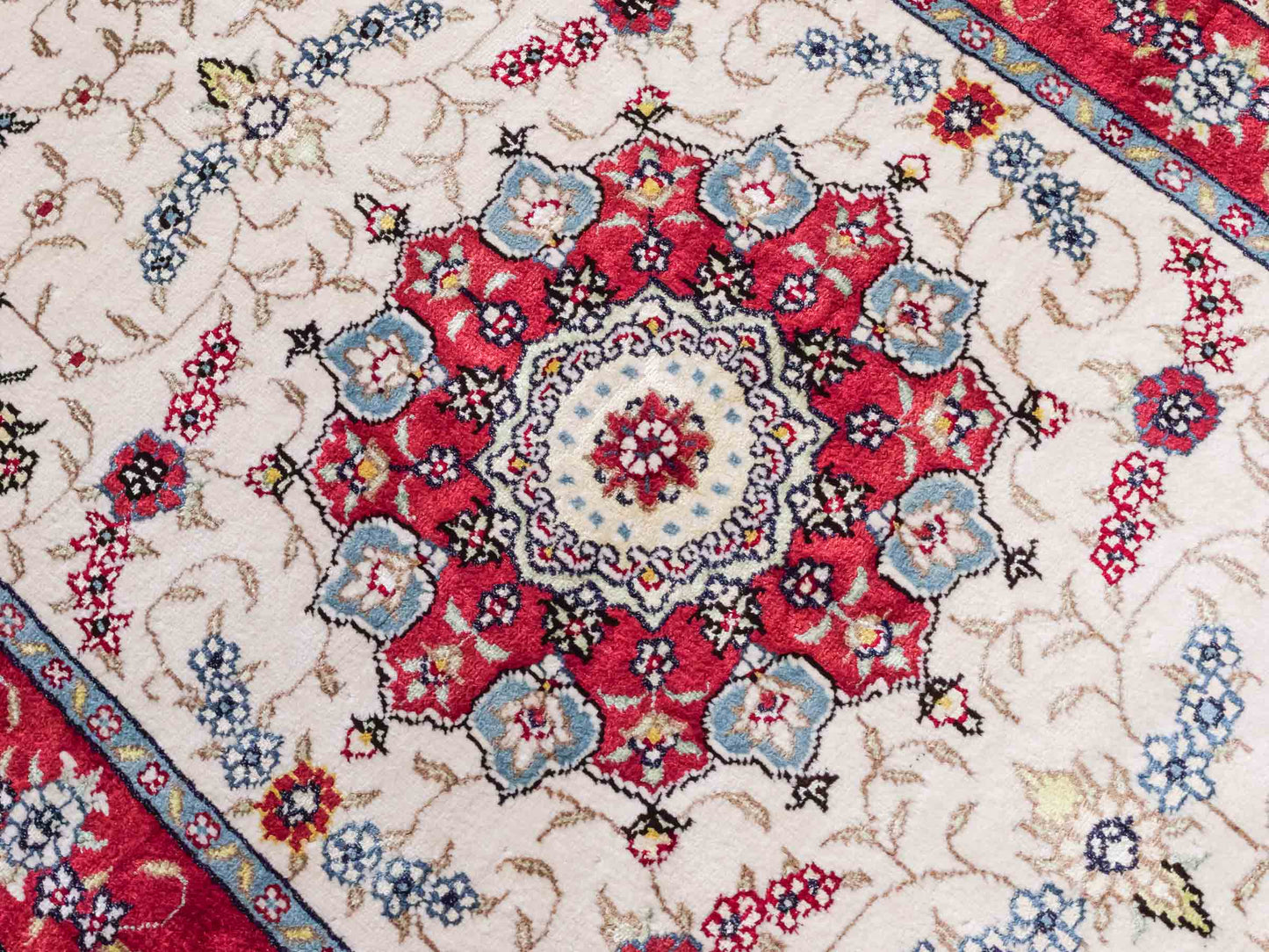 Handgeknüpfter Art Hereke Seidenteppich von Khademi aus Kunstseide, rot-cremeweiß. Chinesischer Teppich mit Medaillon. Orientteppich, von Hand geknüpft in China. Größe: 123 cm x 76 cm. Teppichnummer: SB3-1094. Verkauf durch Jupiter Intl.