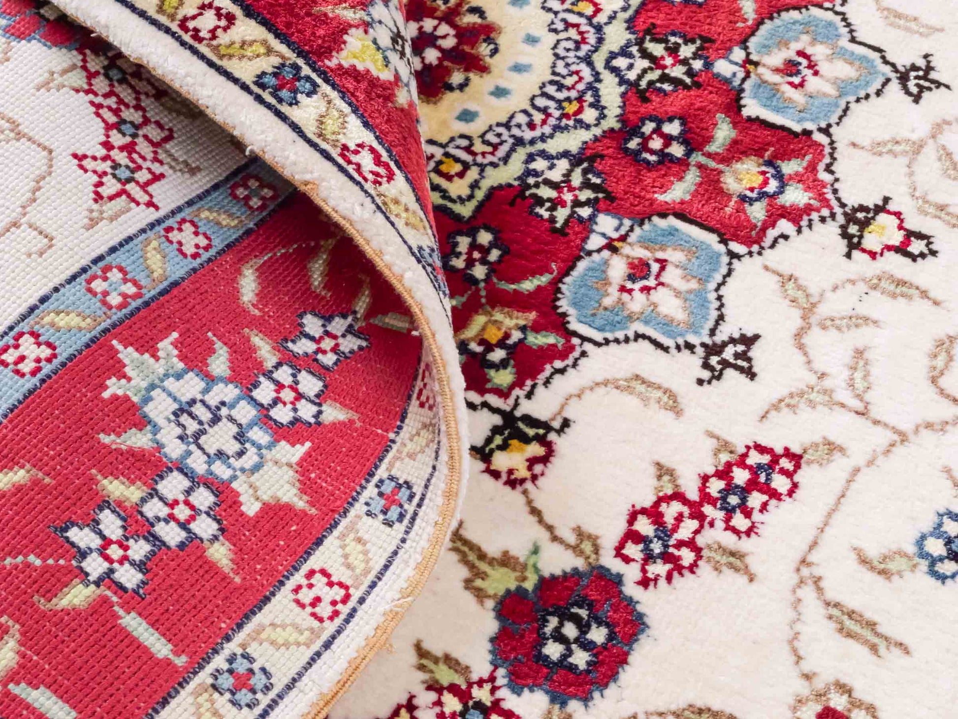 Handgeknüpfter Art Hereke Seidenteppich von Khademi aus Kunstseide, rot-cremeweiß. Chinesischer Teppich mit Medaillon. Orientteppich, von Hand geknüpft in China. Größe: 123 cm x 76 cm. Teppichnummer: SB3-1094. Verkauf durch Jupiter Intl.