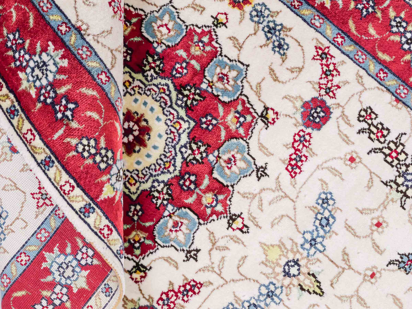 Handgeknüpfter Art Hereke Seidenteppich von Khademi aus Kunstseide, rot-cremeweiß. Chinesischer Teppich mit Medaillon. Orientteppich, von Hand geknüpft in China. Größe: 123 cm x 76 cm. Teppichnummer: SB3-1094. Verkauf durch Jupiter Intl.